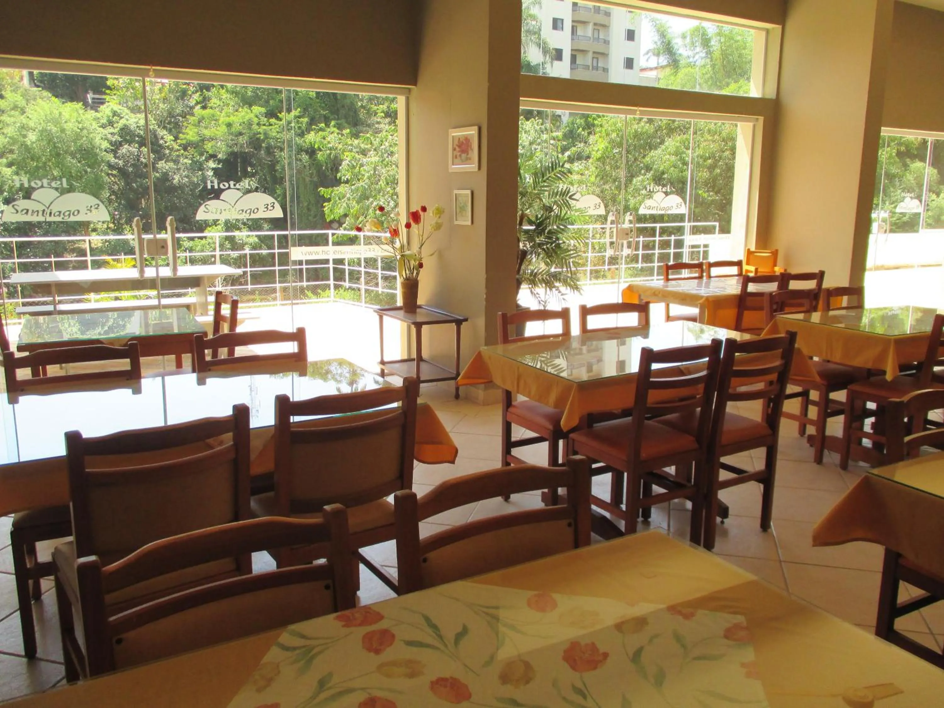 Restaurant/places to eat in Hotel Santiago