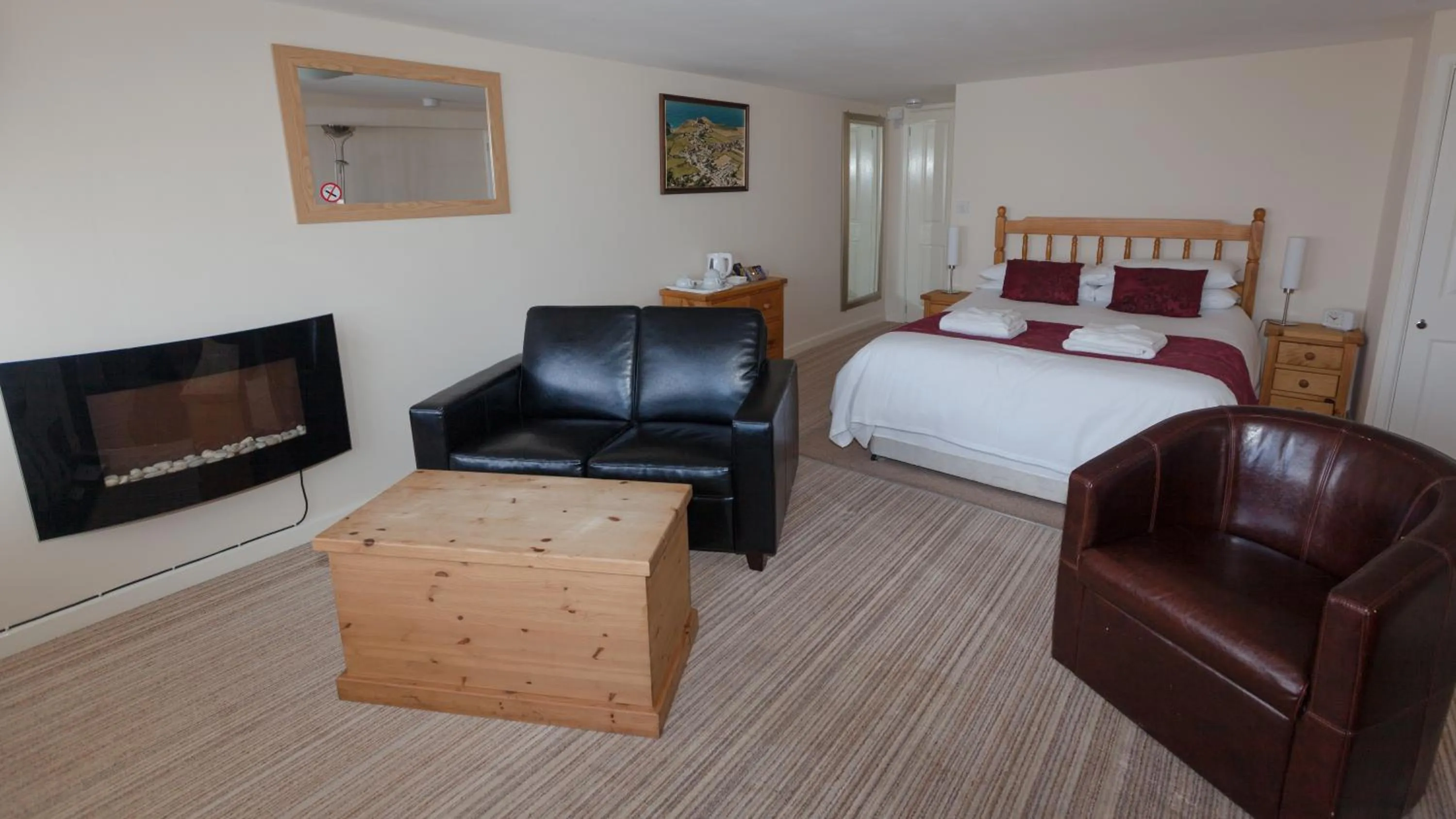 Photo of the whole room, Bed in King Arthurs Arms