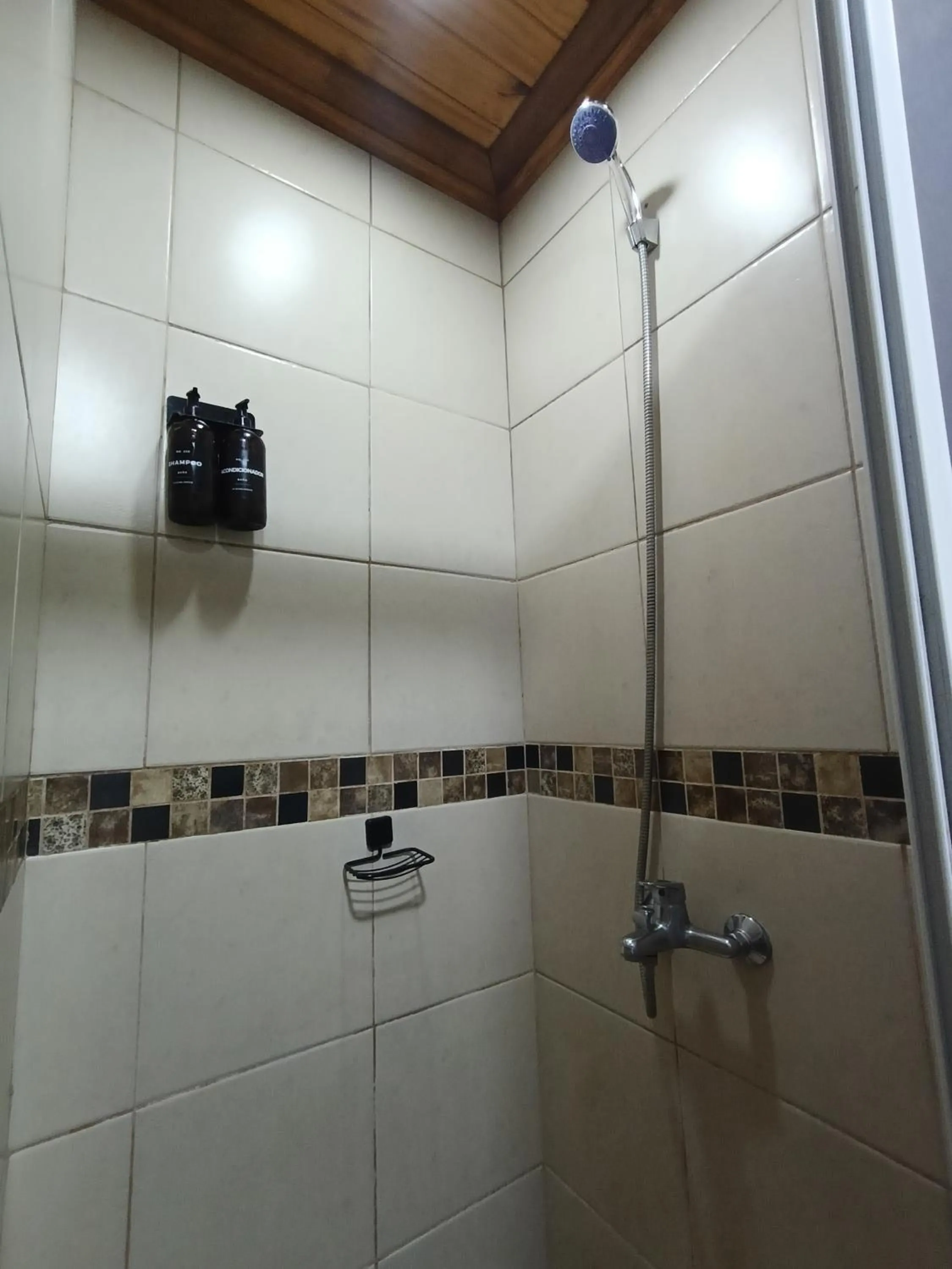 Shower in El Descanso Iguazú by DOT Cabana