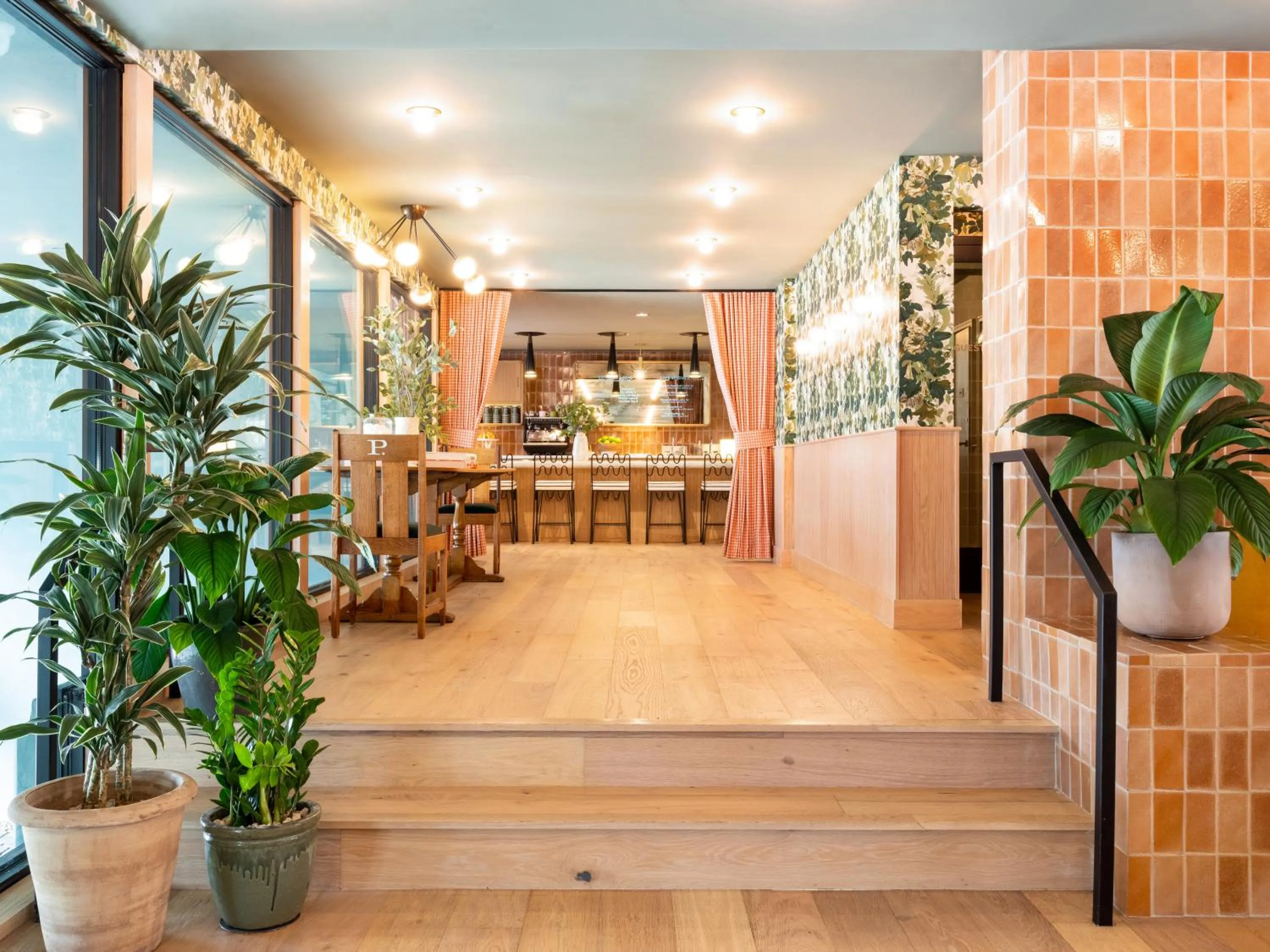 Restaurant/places to eat in Palihotel Hollywood near Universal Studios