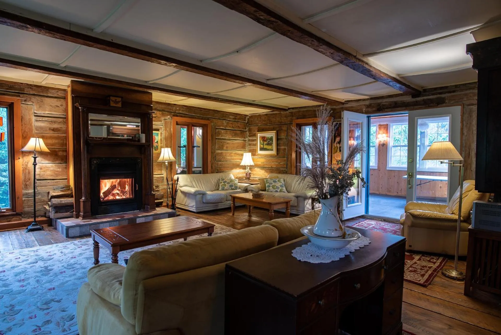 Communal lounge/ TV room in Auberge Restaurant La Mara