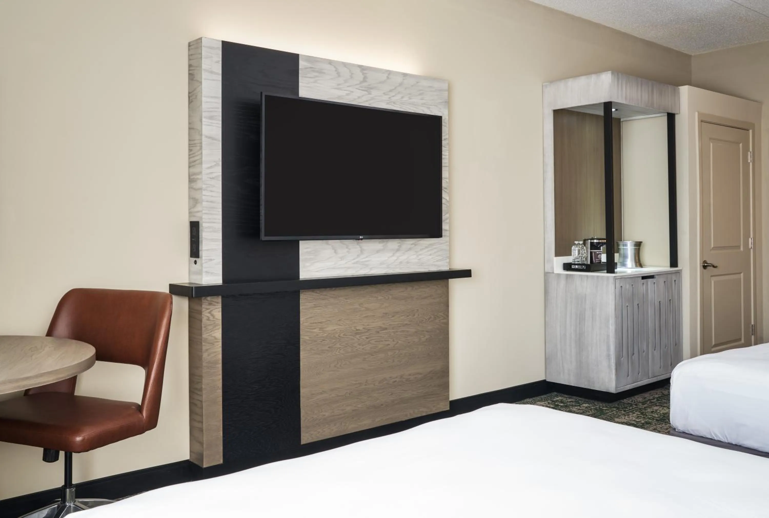 Communal lounge/ TV room, Bed in Hilton Appleton Paper Valley