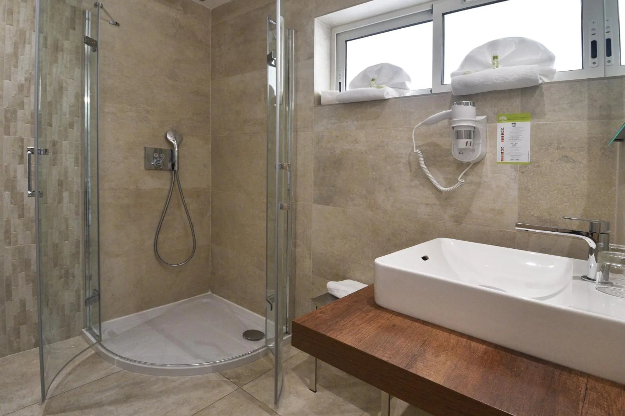 Shower in Calvi Hôtel