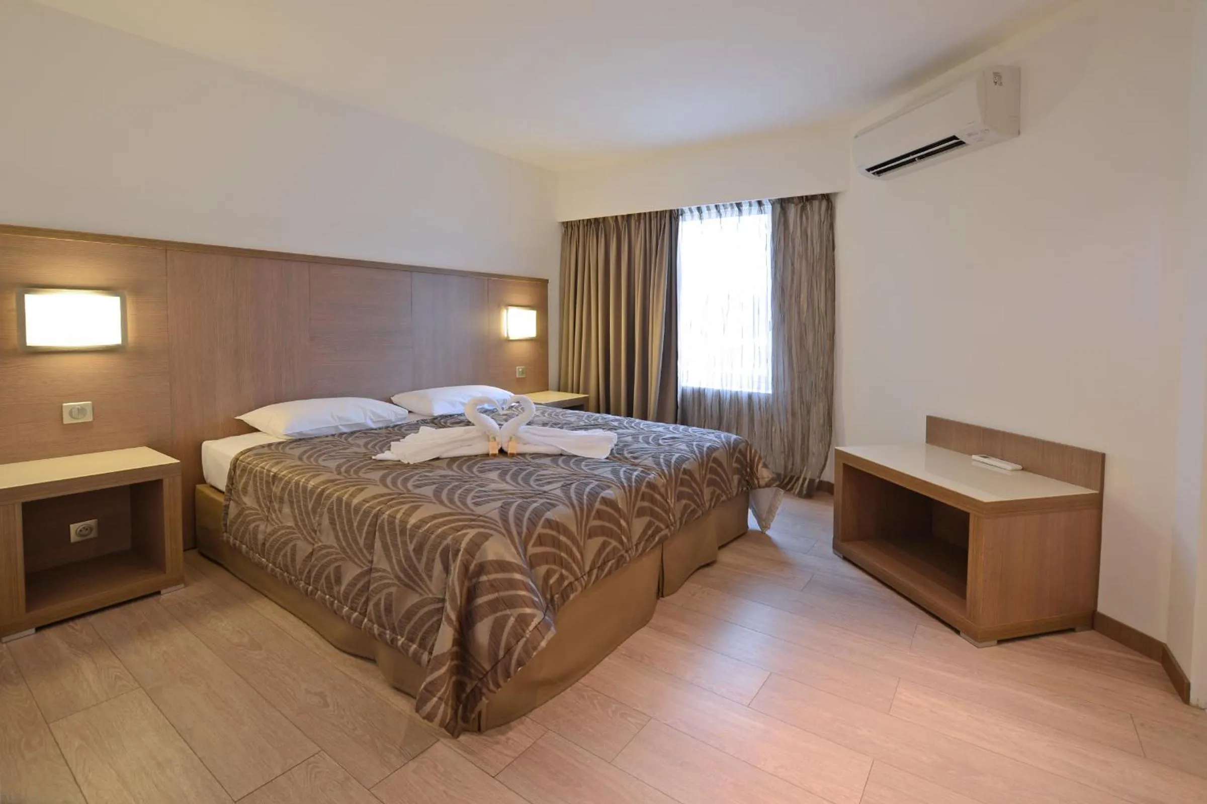 Photo of the whole room, Bed in Calvi Hôtel