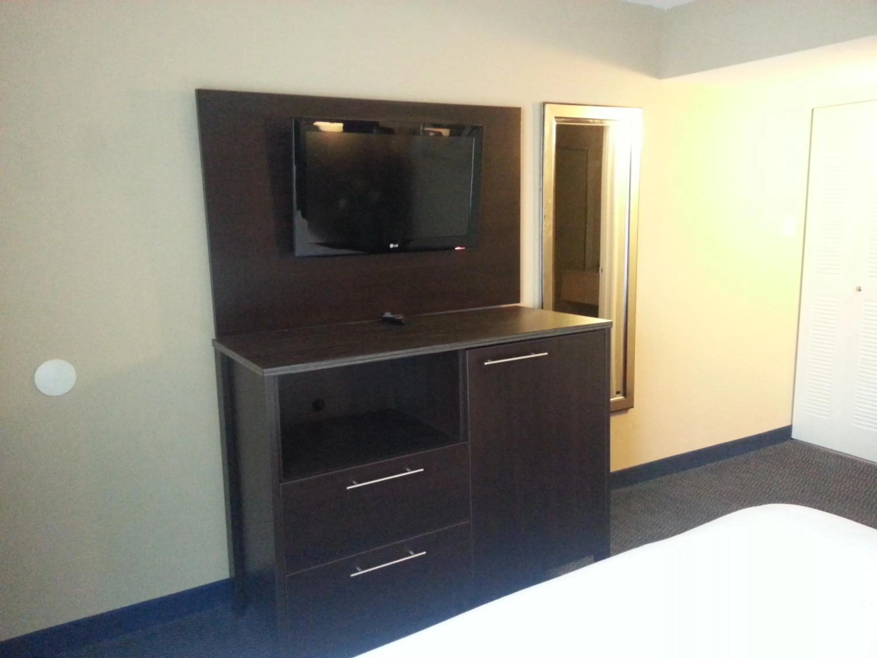 TV and multimedia, Bed in Howard Johnson by Wyndham Odessa TX