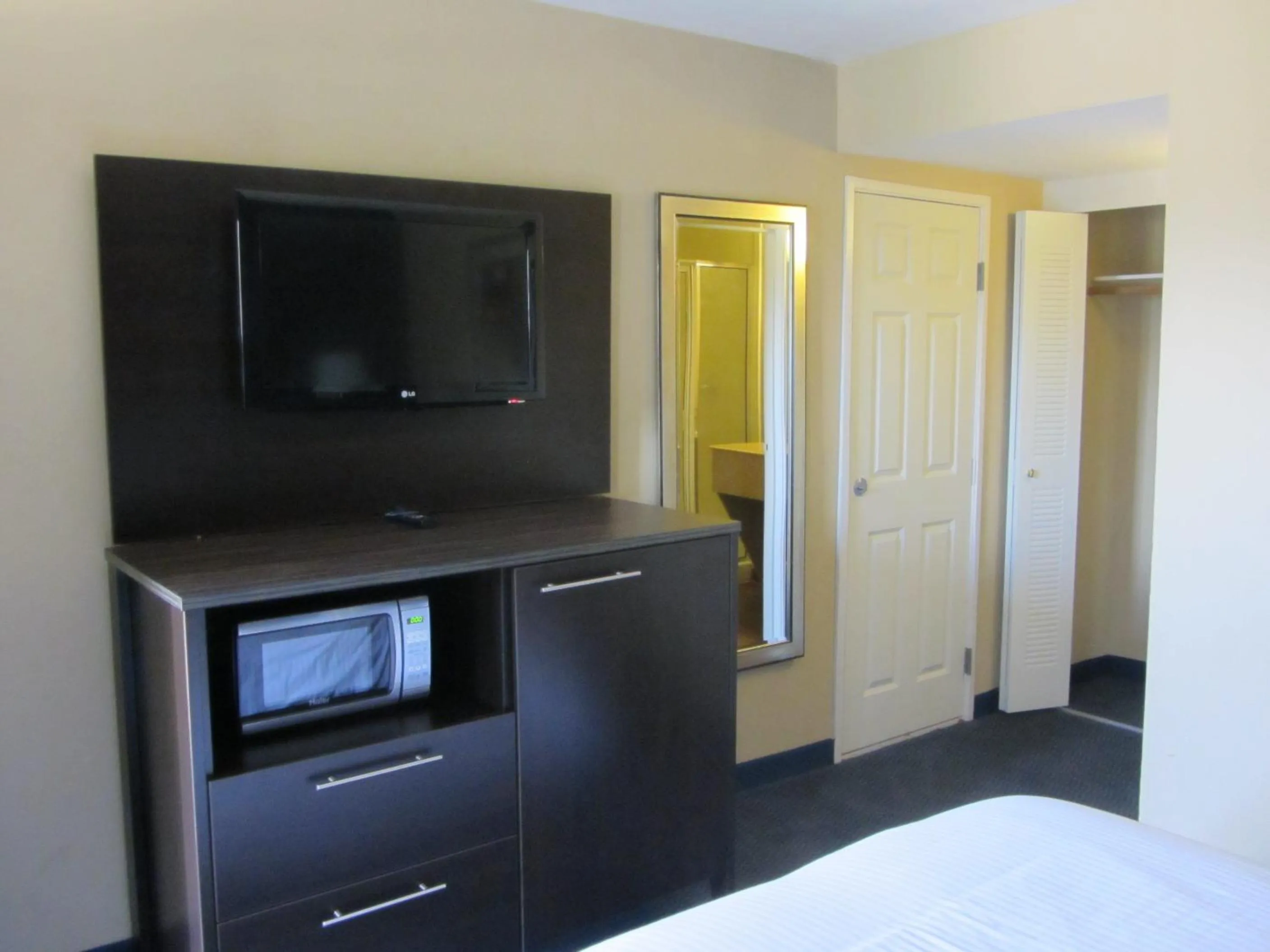 TV and multimedia, Bed in Howard Johnson by Wyndham Odessa TX
