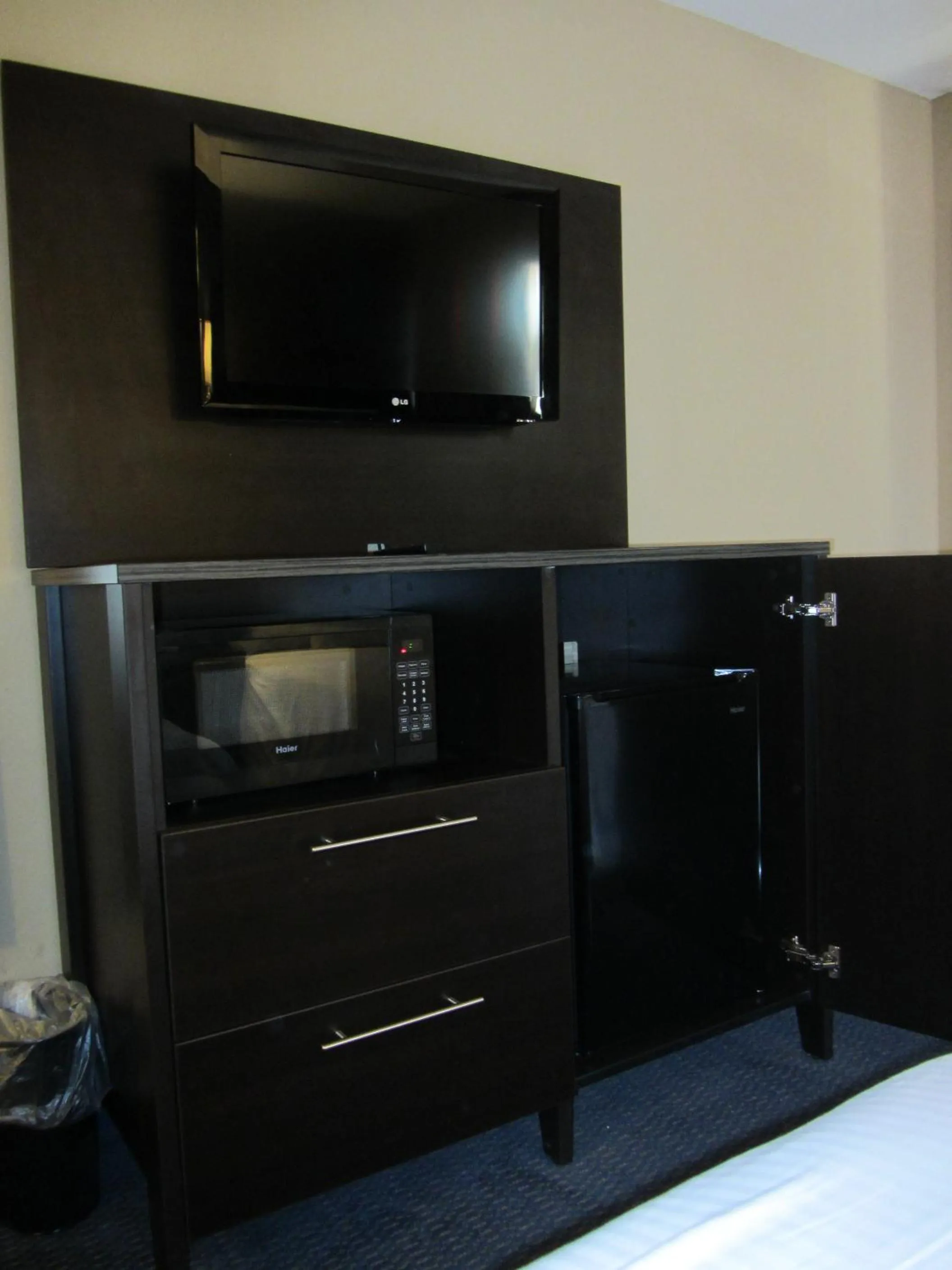 TV and multimedia in Howard Johnson by Wyndham Odessa TX