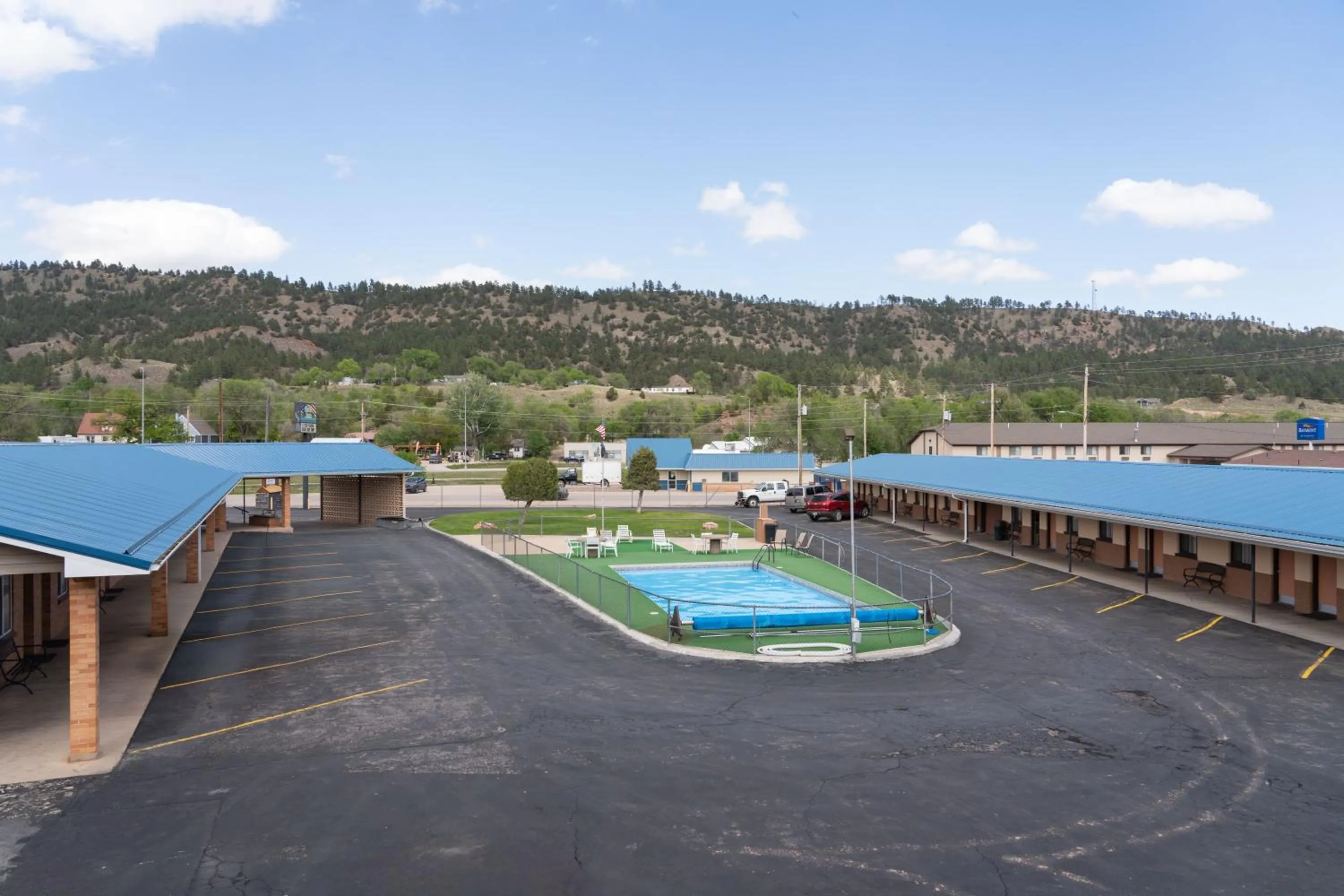 Swimming pool in Hills Inn