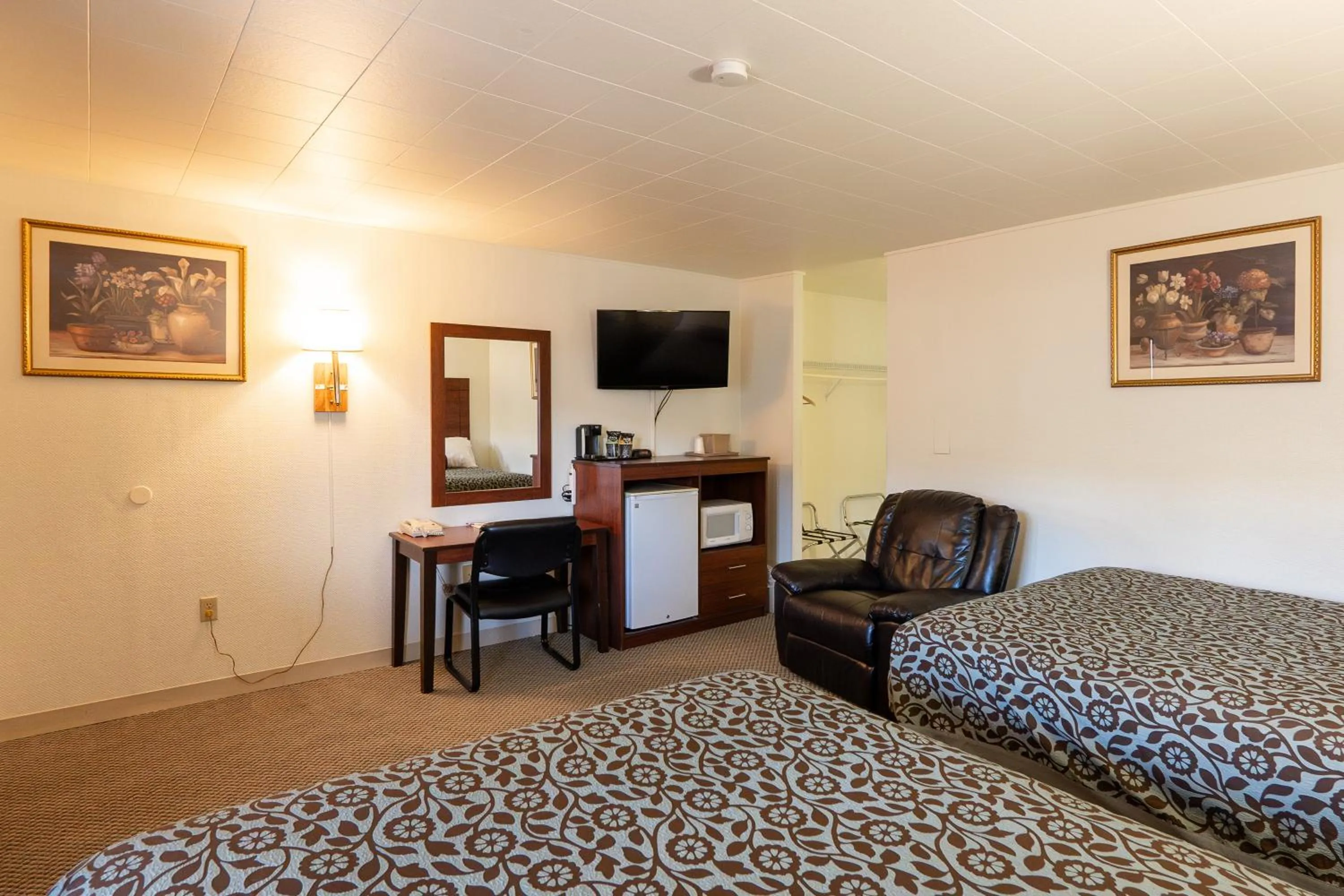 Seating area, Bed in Hills Inn