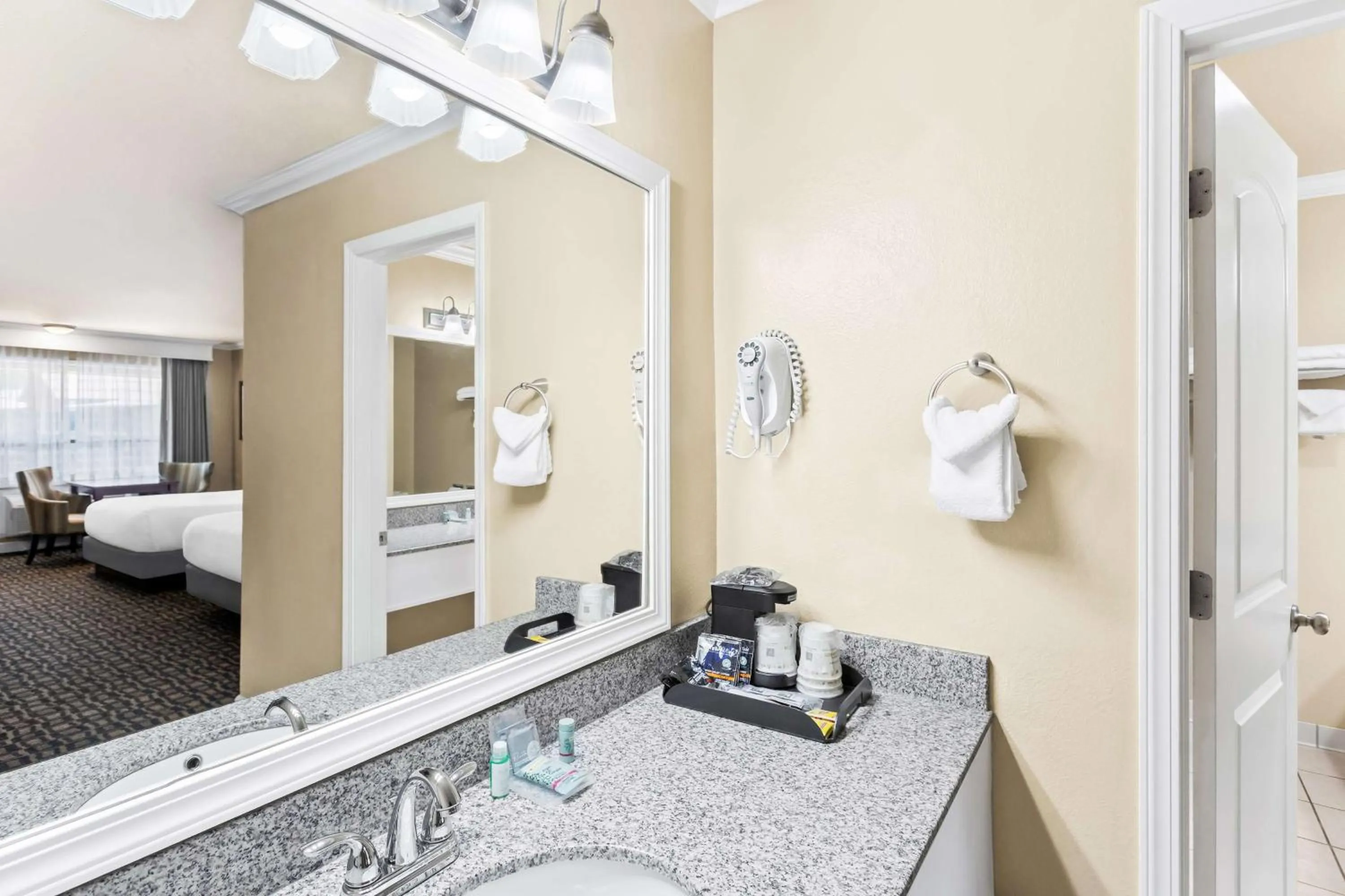 Bathroom, Bed in Best Western Miners Inn Yreka