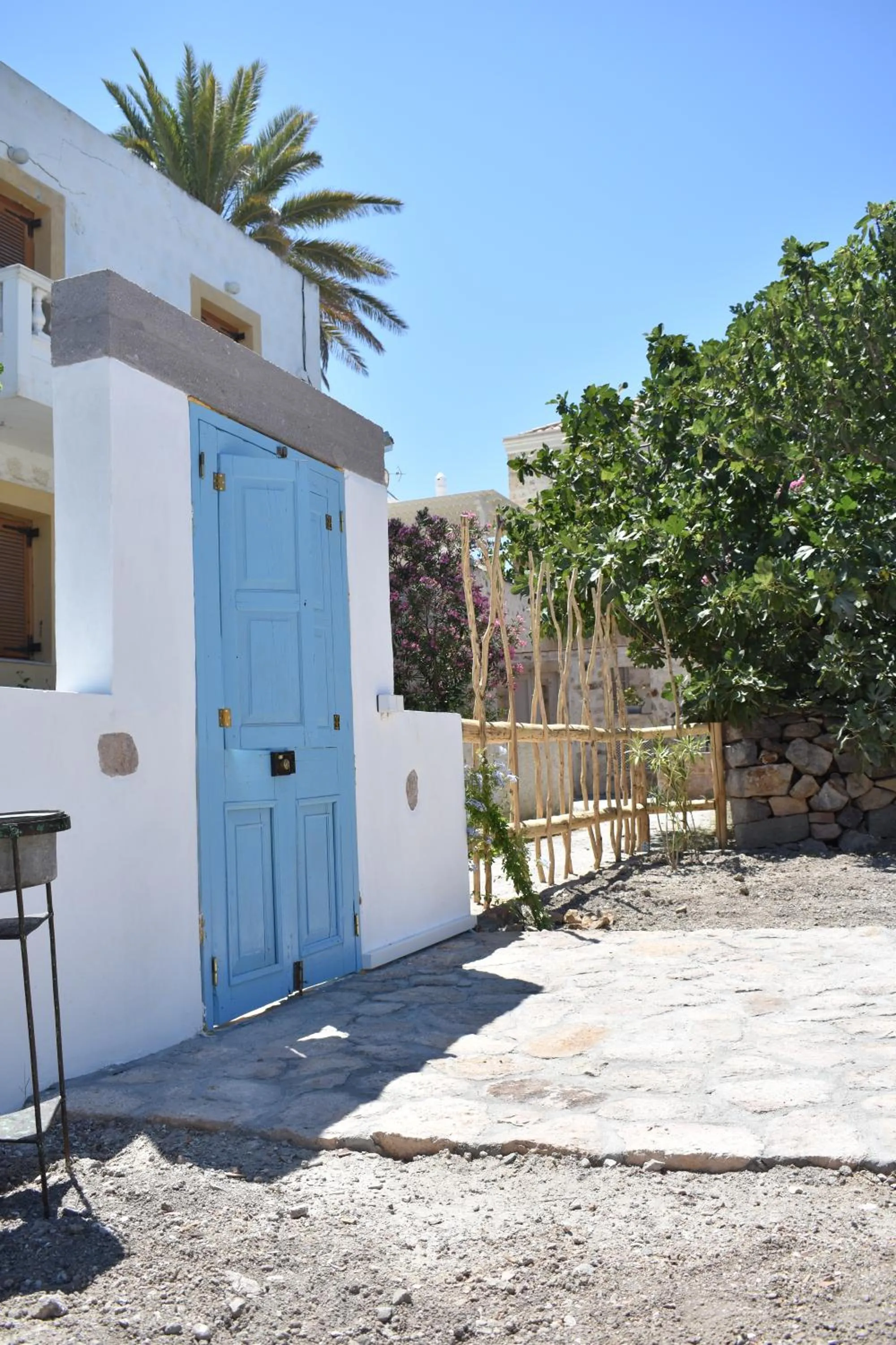 Facade/entrance in Latmos 1860