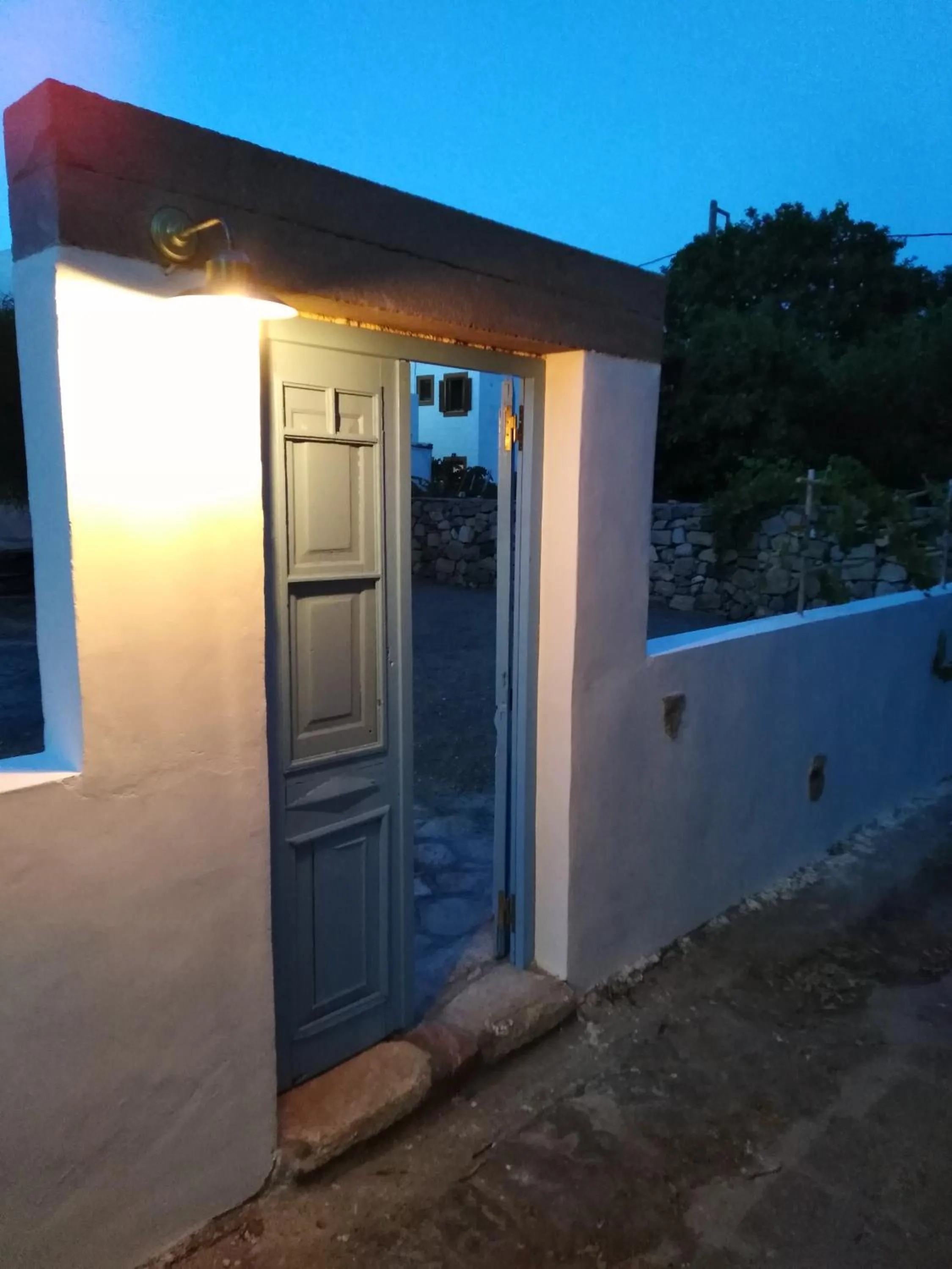 Facade/entrance in Latmos 1860