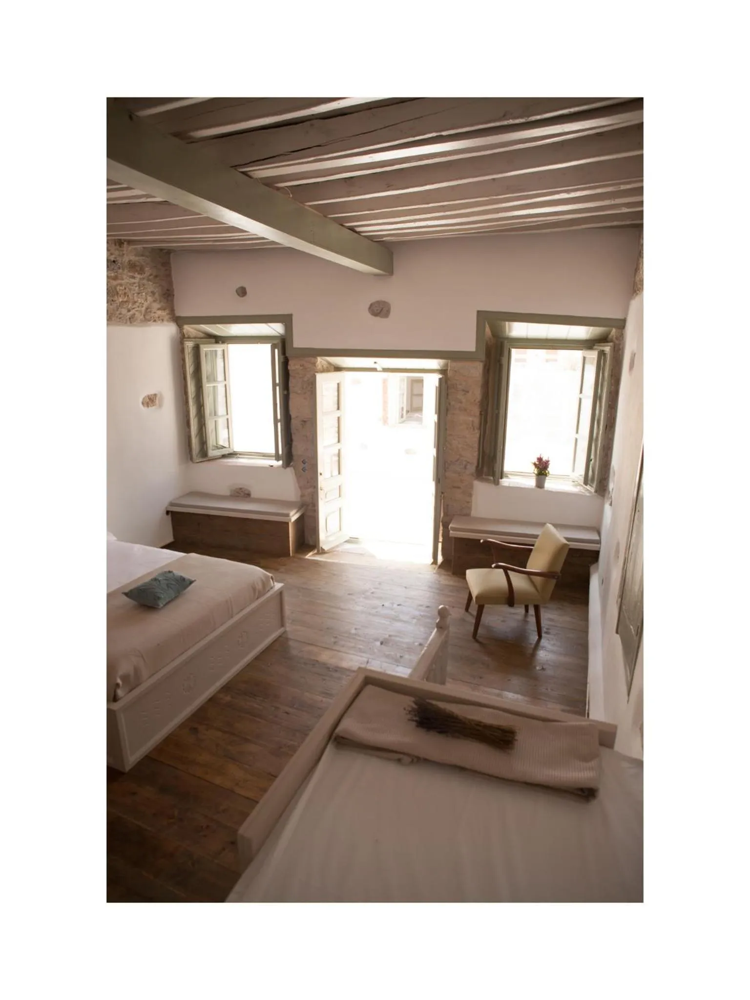 Seating area, Bed in Latmos 1860