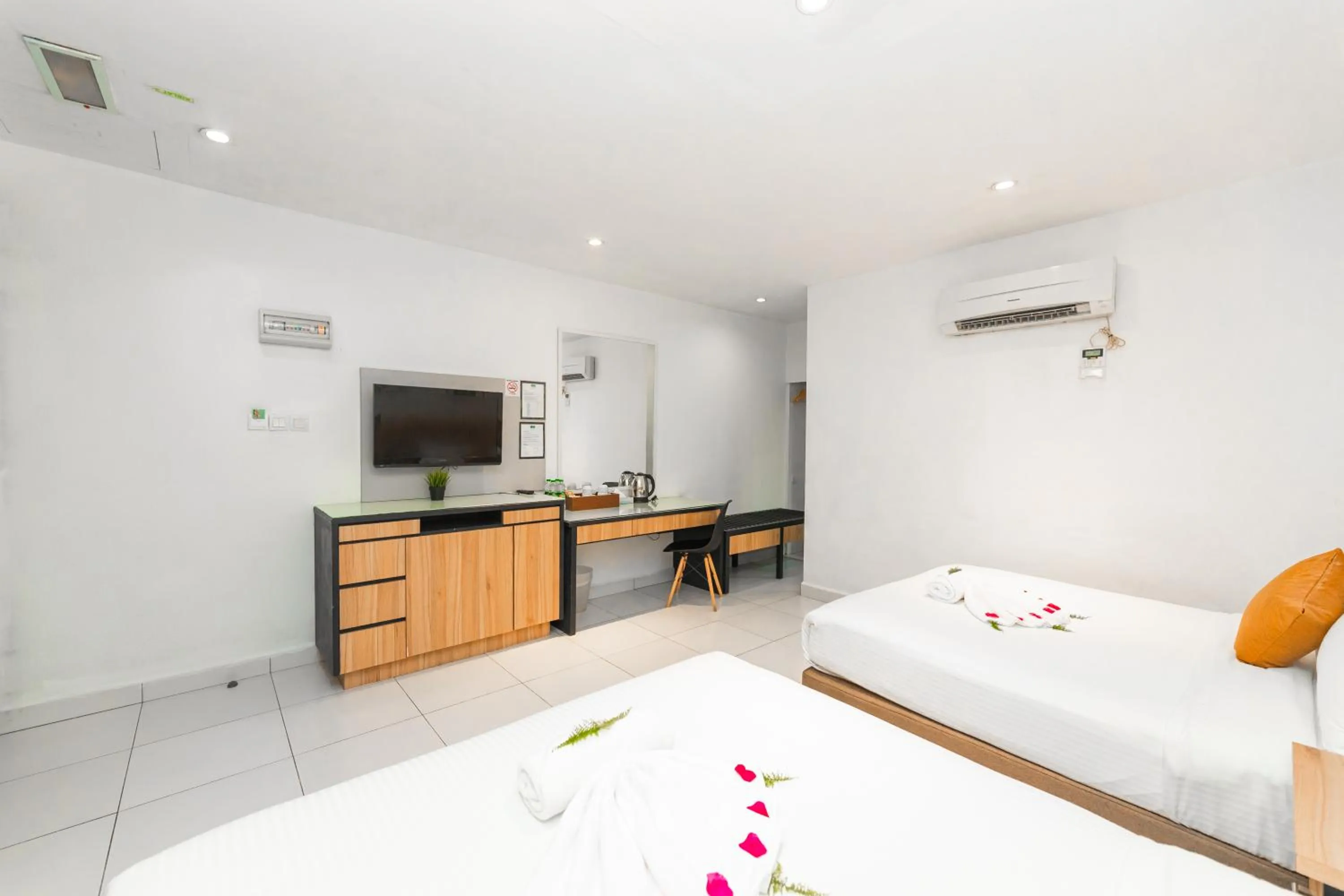 Communal lounge/ TV room, Bed in The Villa Langkawi