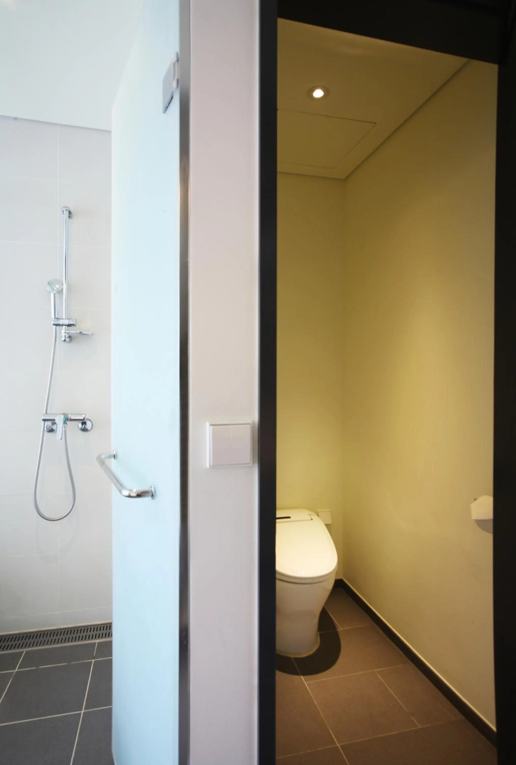 Shower in Seoul Hotel ShinShin Myeongdong