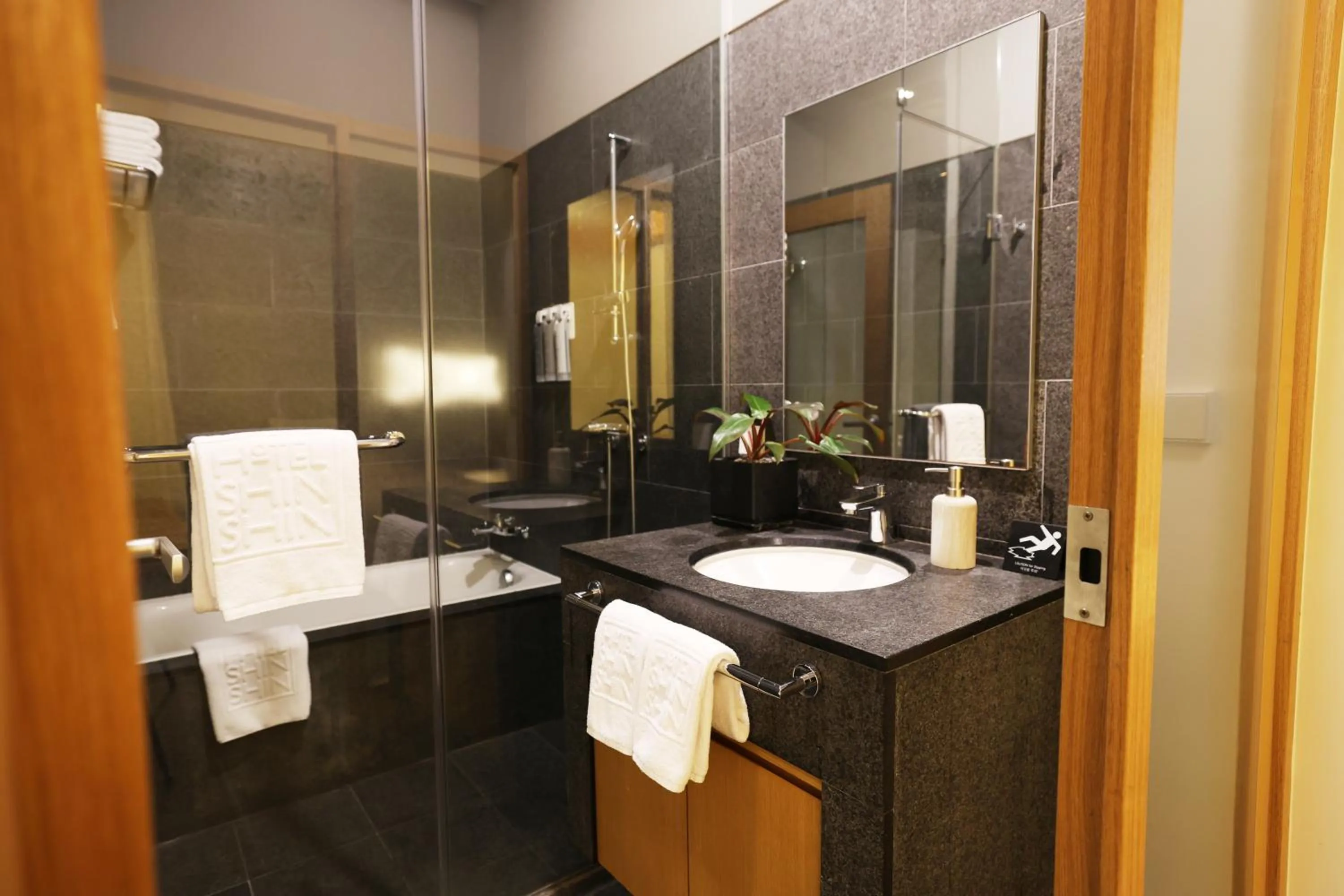 Toilet in Seoul Hotel ShinShin Myeongdong