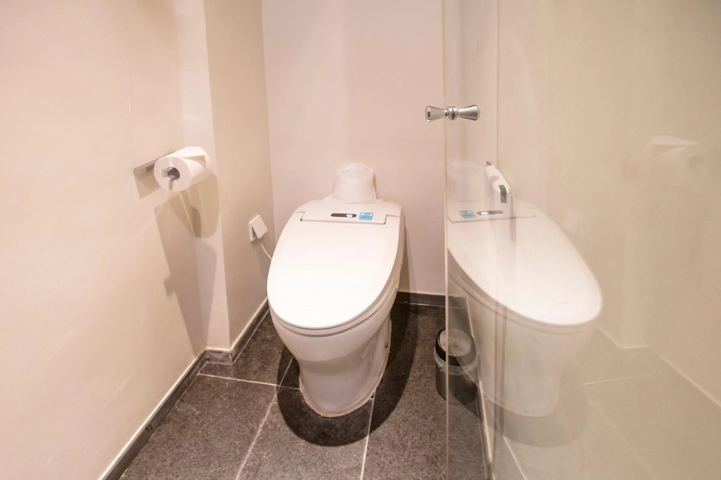 Toilet in Seoul Hotel ShinShin Myeongdong