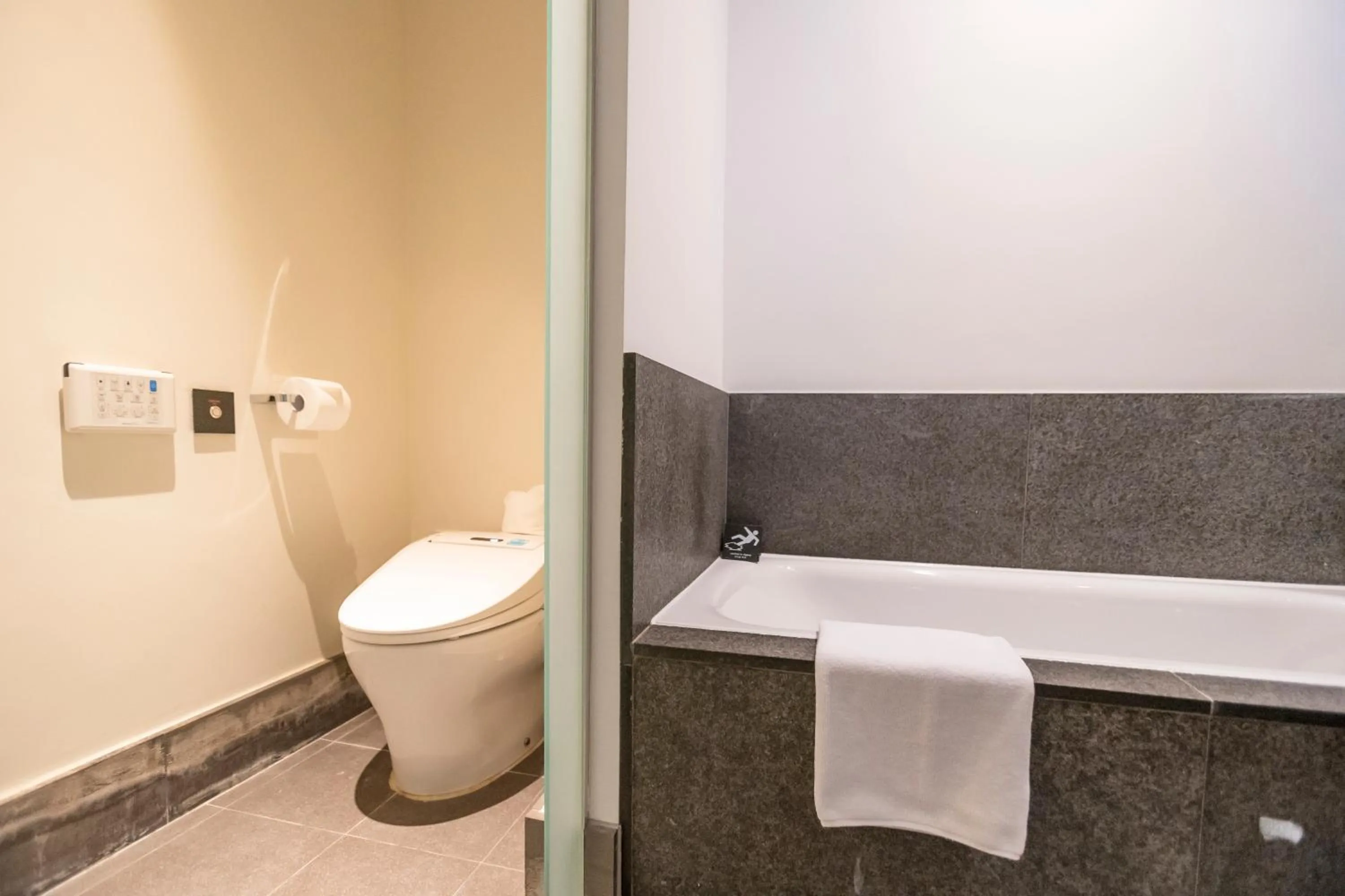 Toilet in Seoul Hotel ShinShin Myeongdong