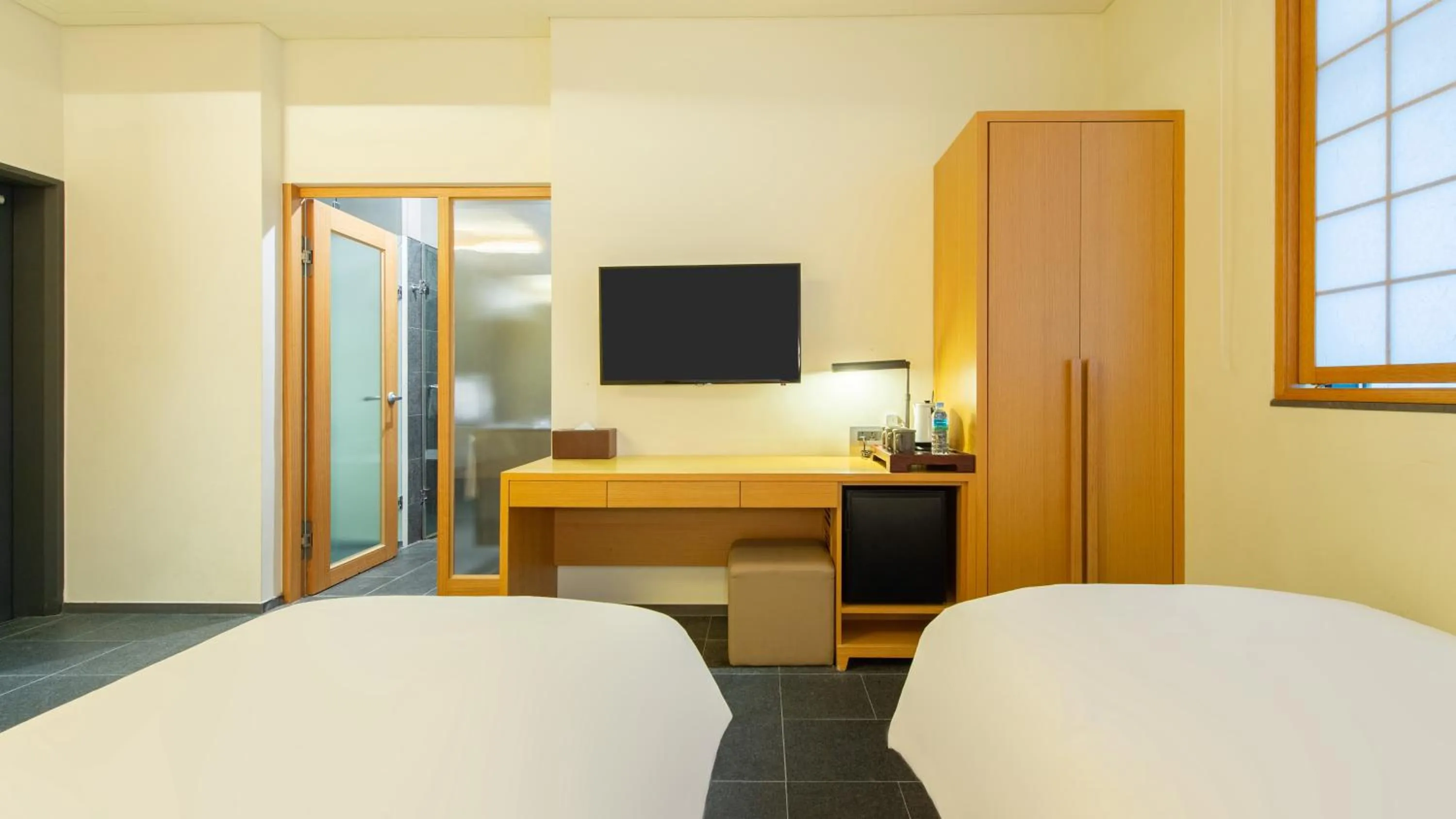 Communal lounge/ TV room, Bed in Seoul Hotel ShinShin Myeongdong