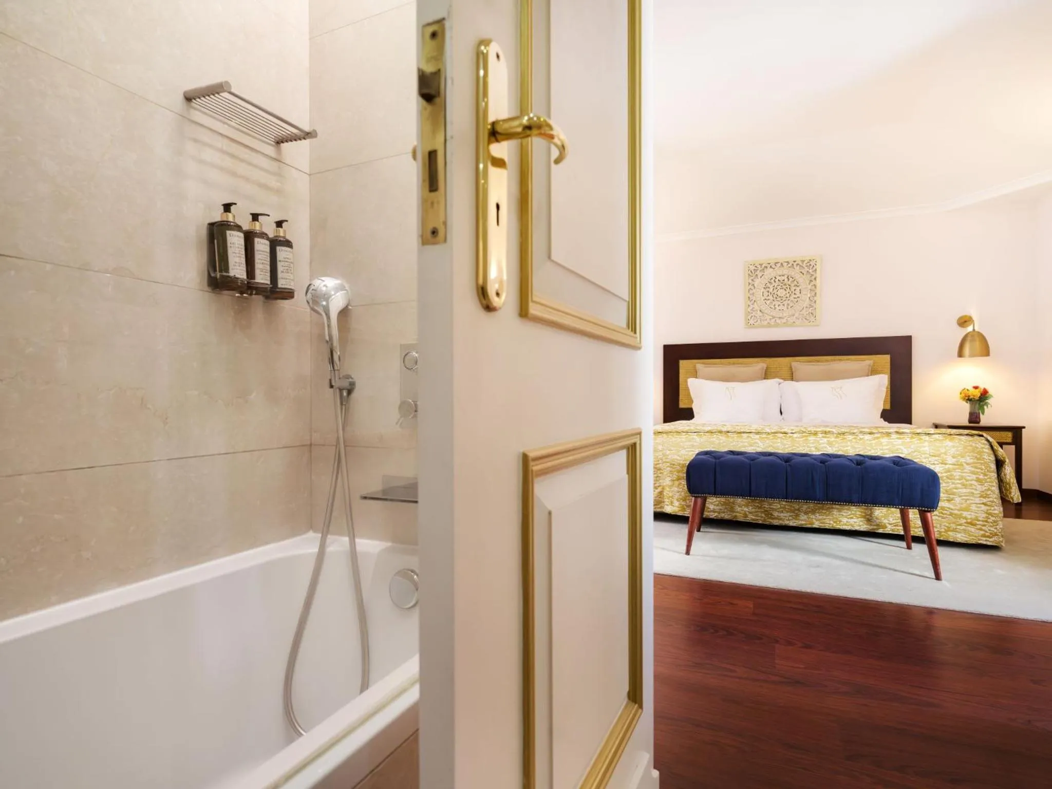 Bathroom, Bed in Casa Senhoras Rainhas - Óbidos - by Unlock Hotels