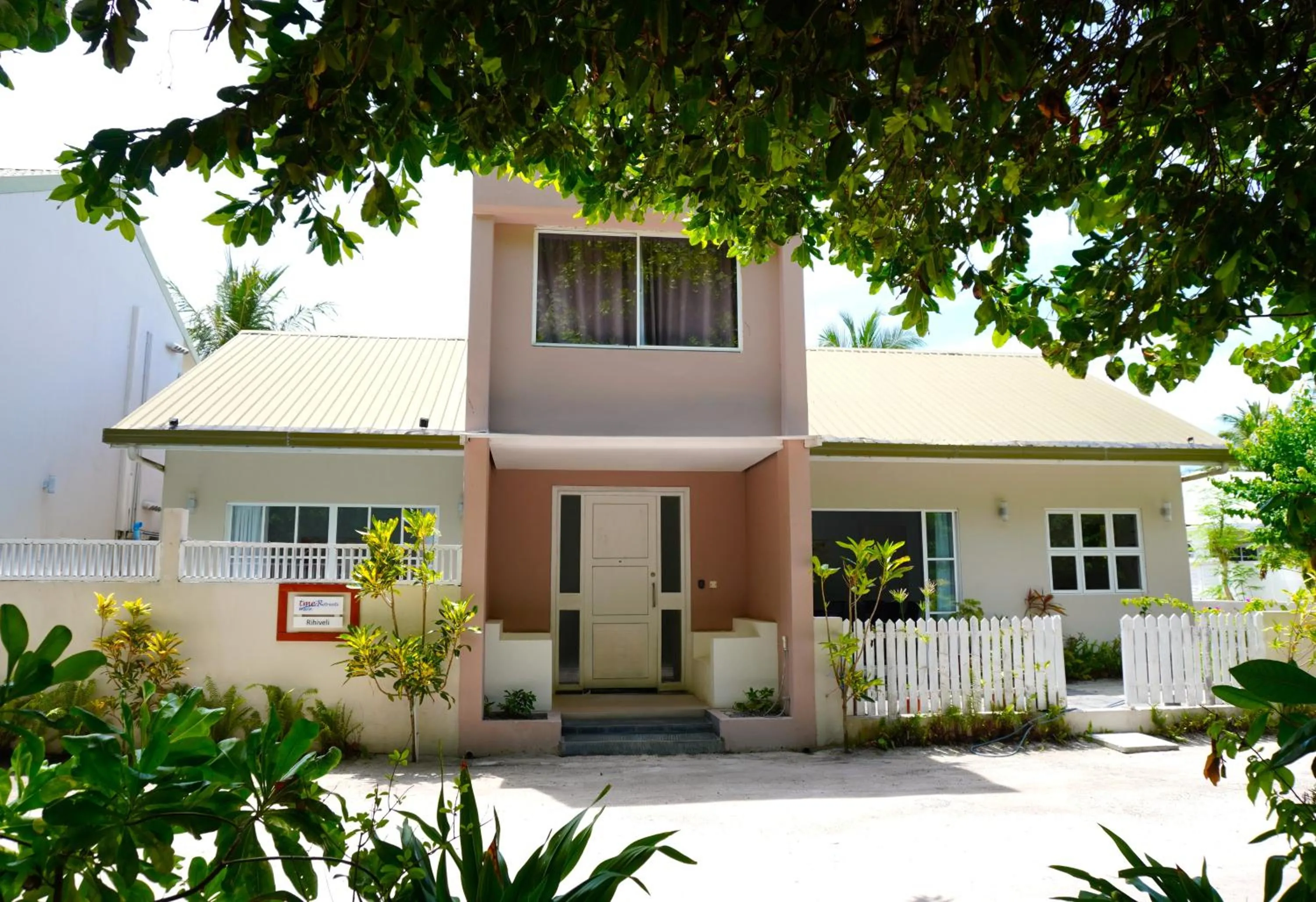 Property building in TME Retreats Dhigurah