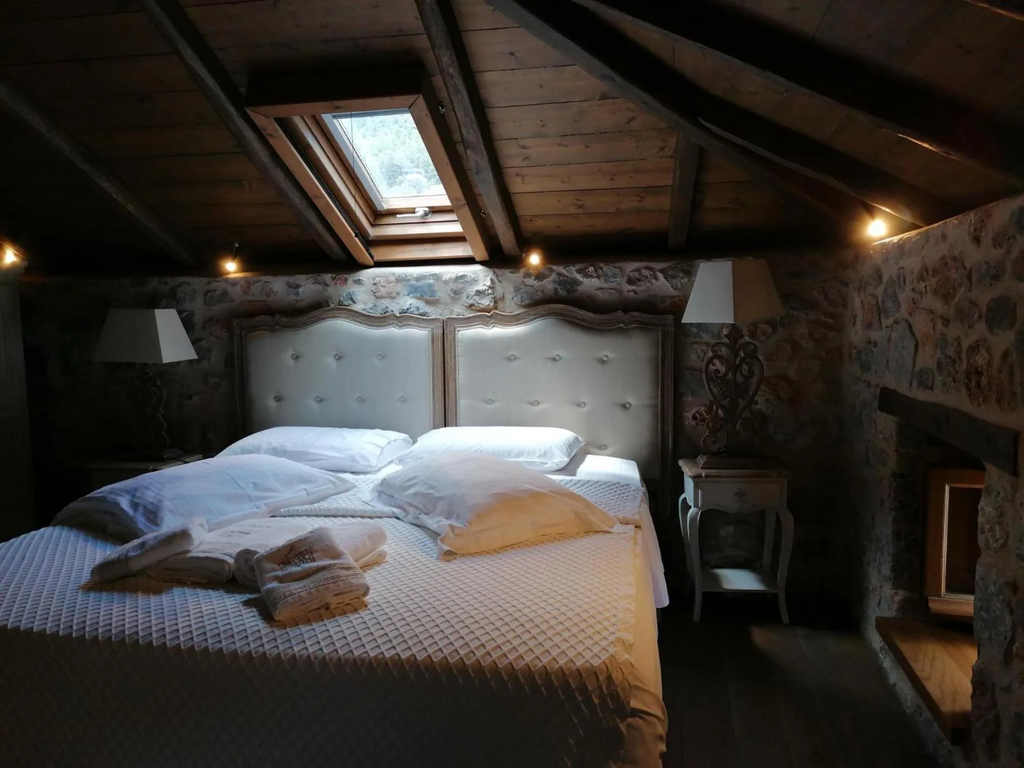 Photo of the whole room, Bed in Archontiko Chioti