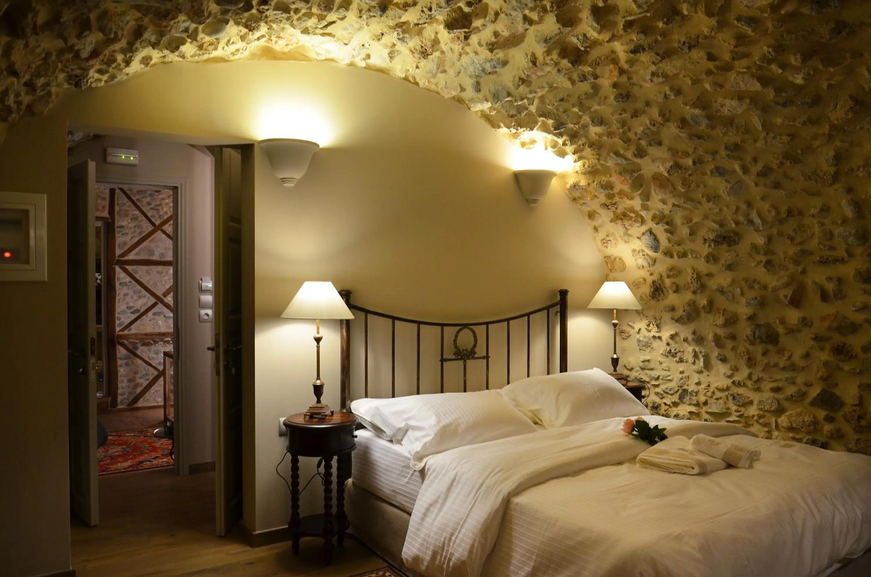 Photo of the whole room, Bed in Archontiko Chioti