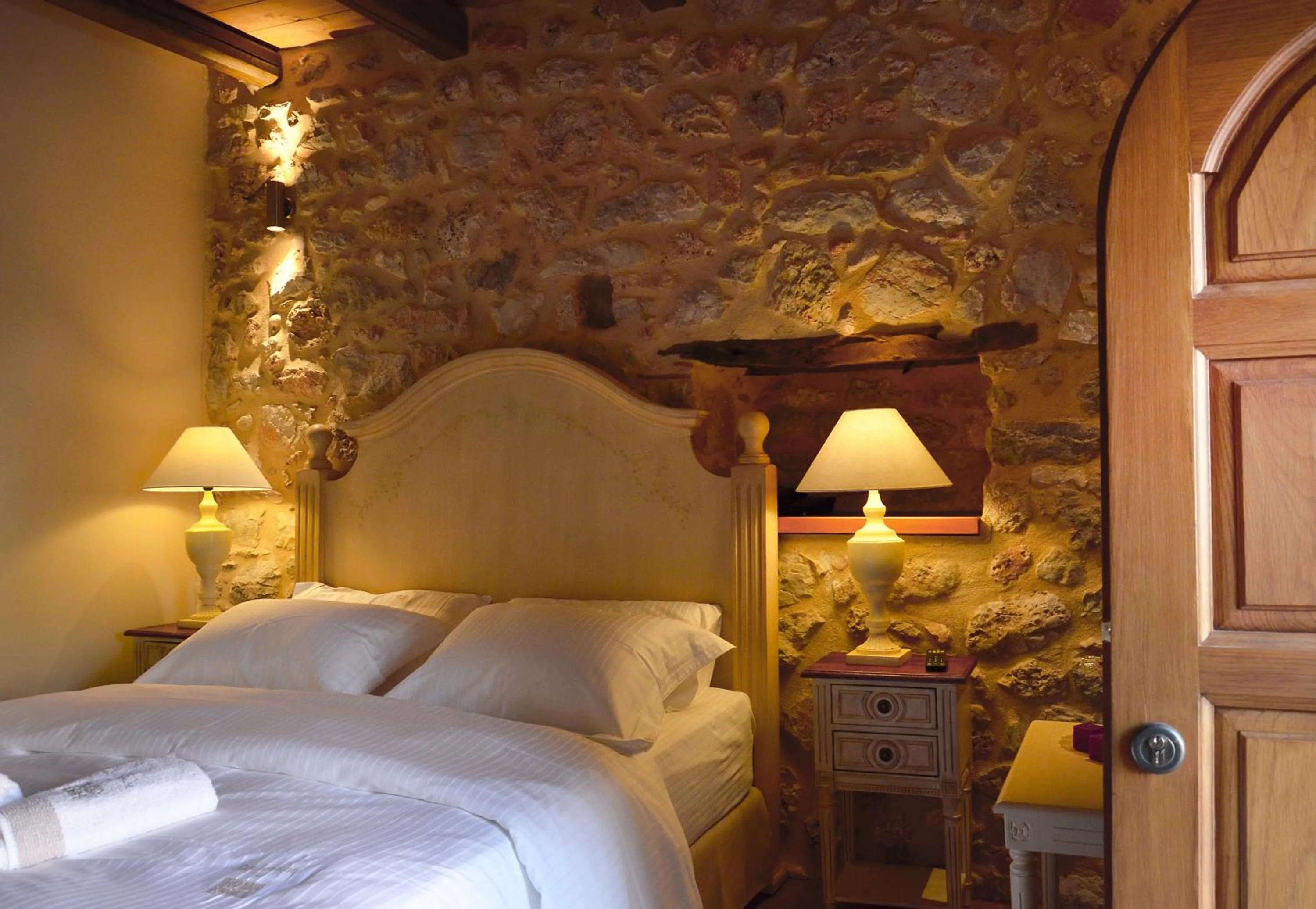 Photo of the whole room, Bed in Archontiko Chioti