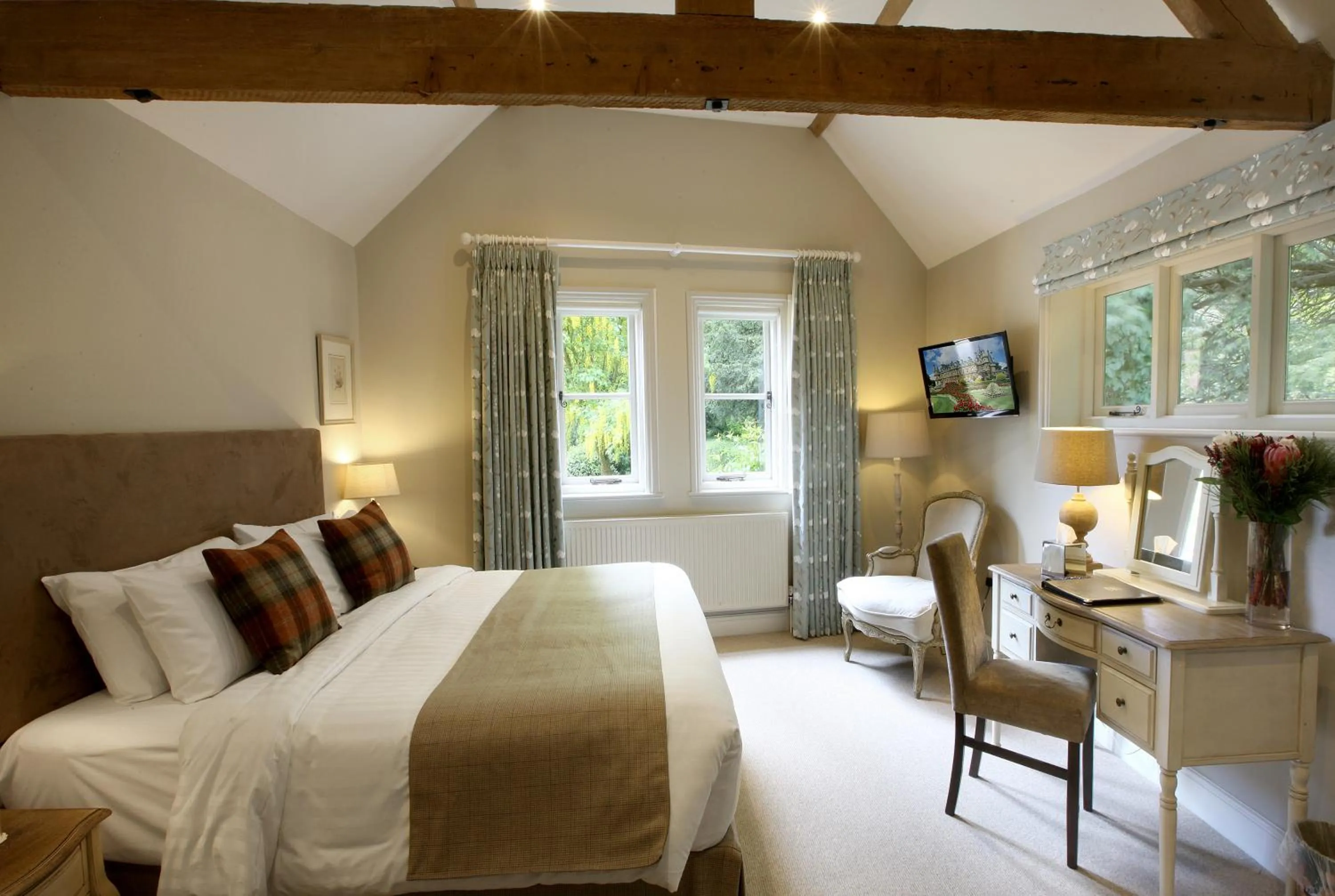 Bedroom, Bed in The Five Arrows Hotel