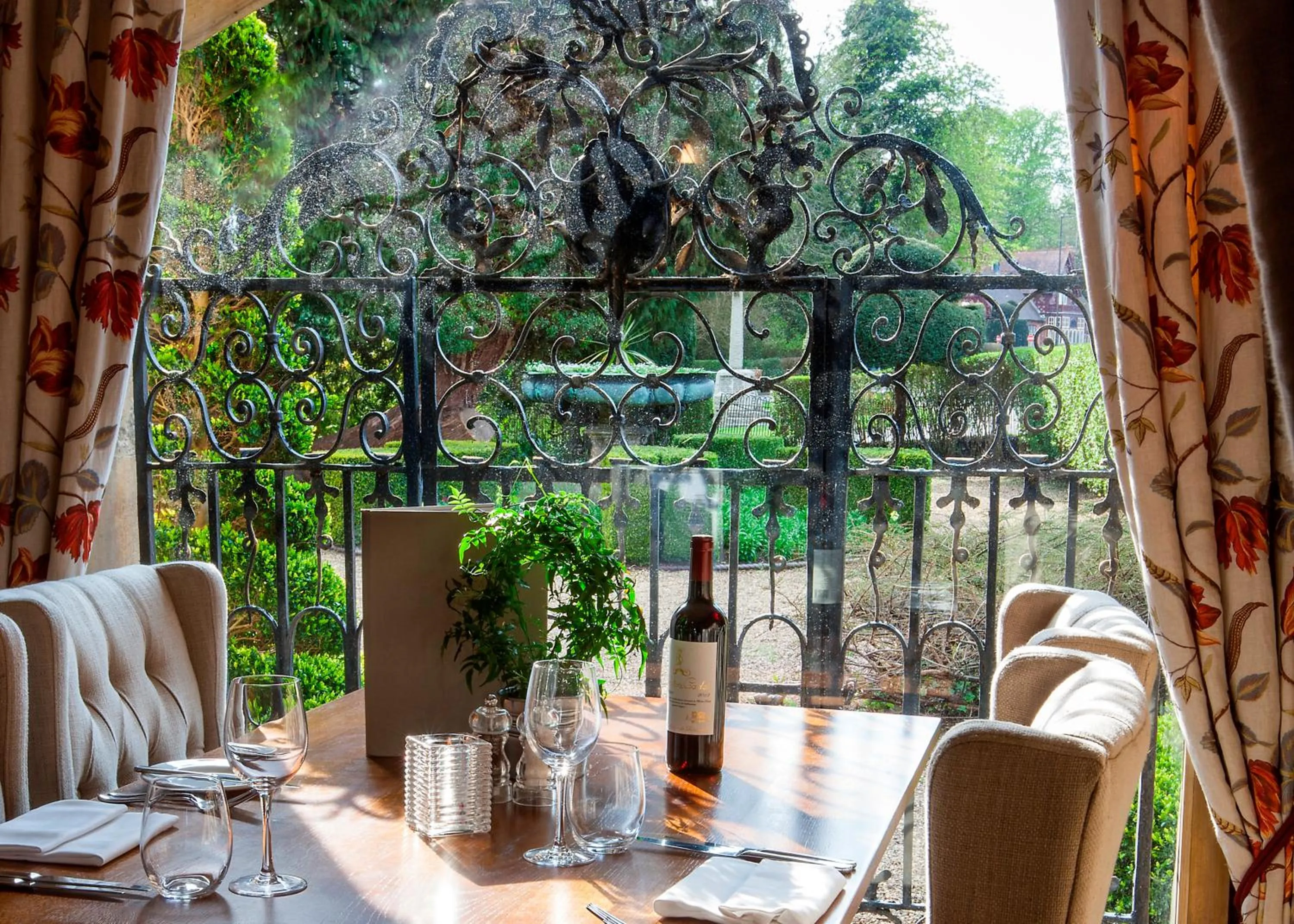 Restaurant/places to eat in The Five Arrows Hotel