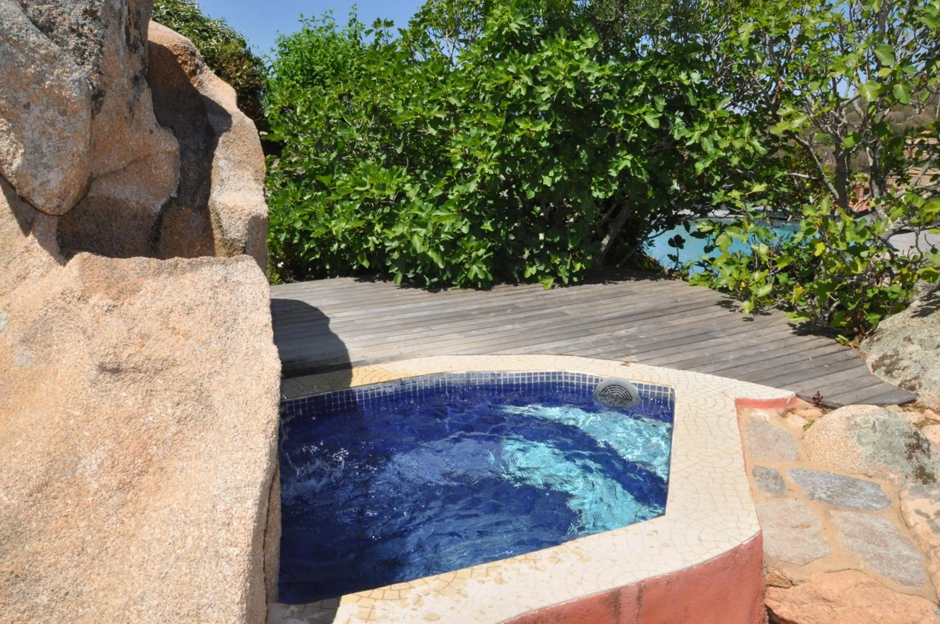 Hot Tub in Le Roc E Fiori Hotel - Teritoria