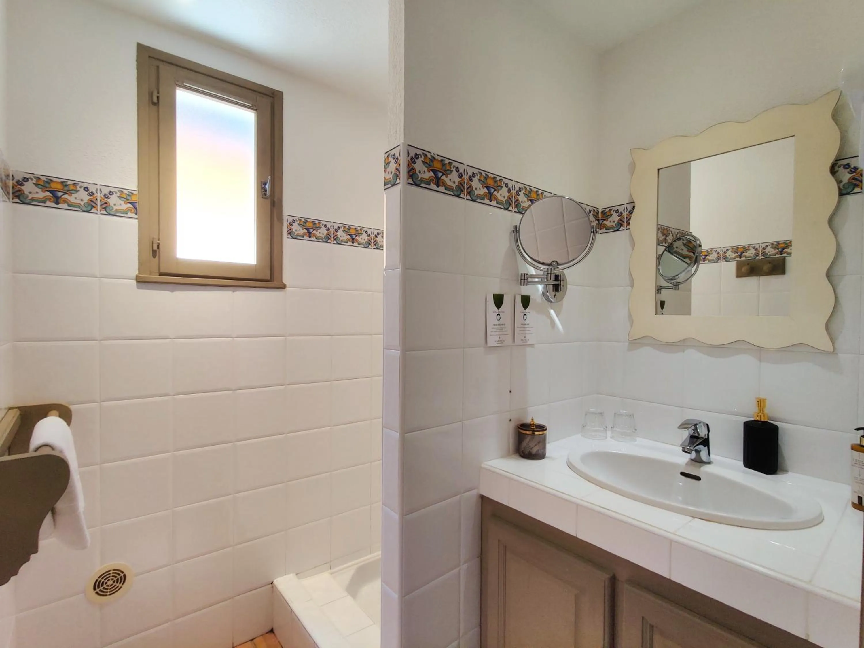 Shower in Le Roc E Fiori Hotel - Teritoria