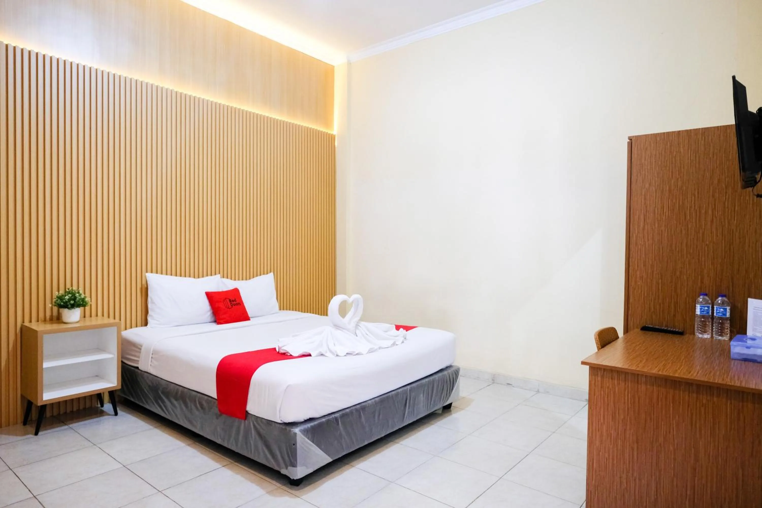 Bedroom, Bed in RedDoorz at MM Guesthouse Yogyakarta