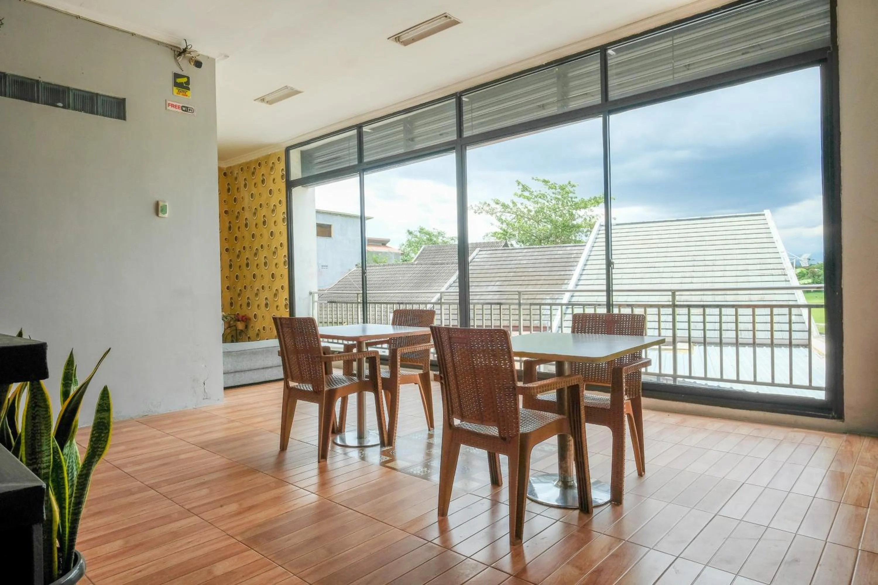 Seating area in RedDoorz at MM Guesthouse Yogyakarta