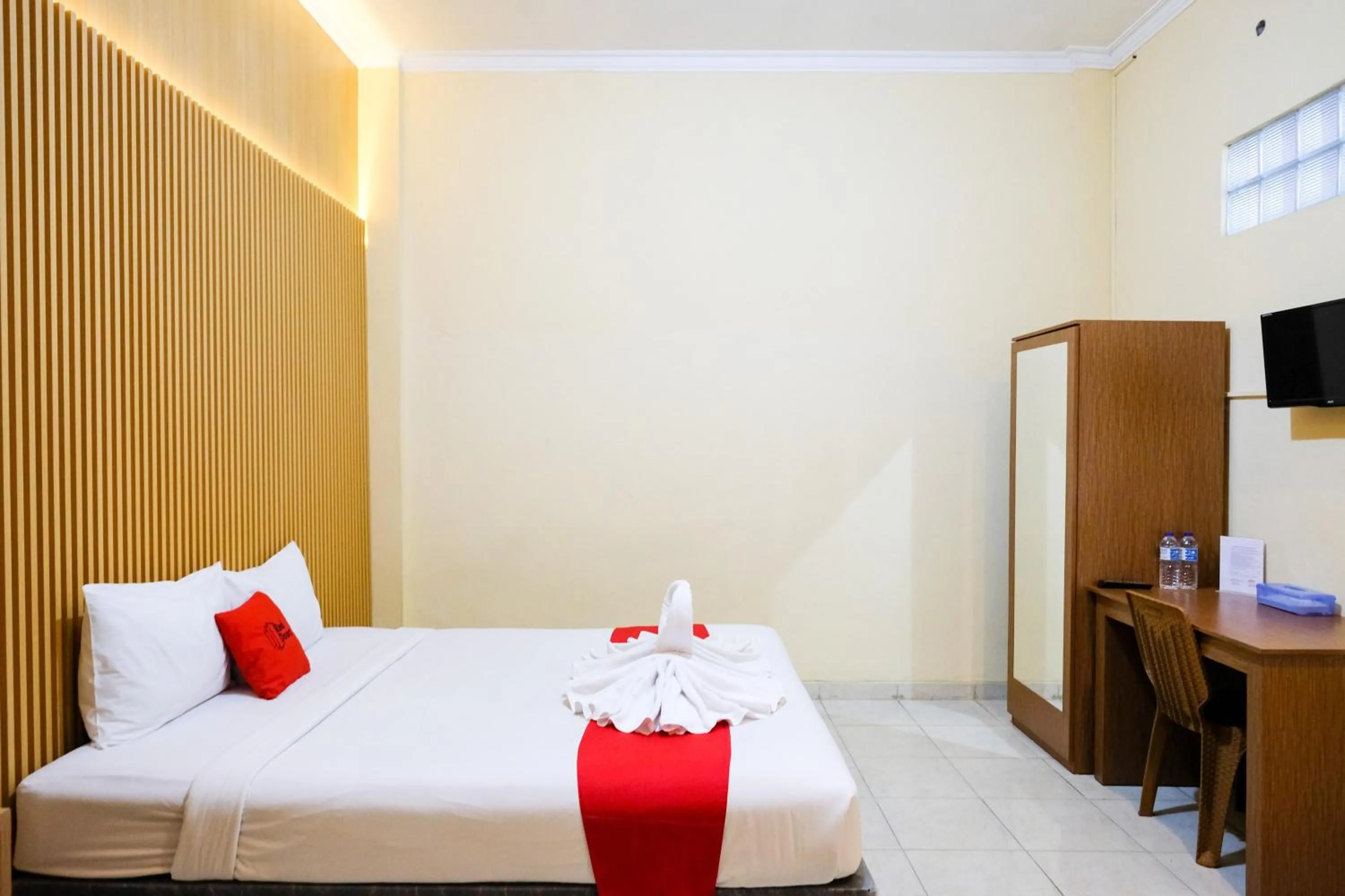 Bedroom, Bed in RedDoorz at MM Guesthouse Yogyakarta