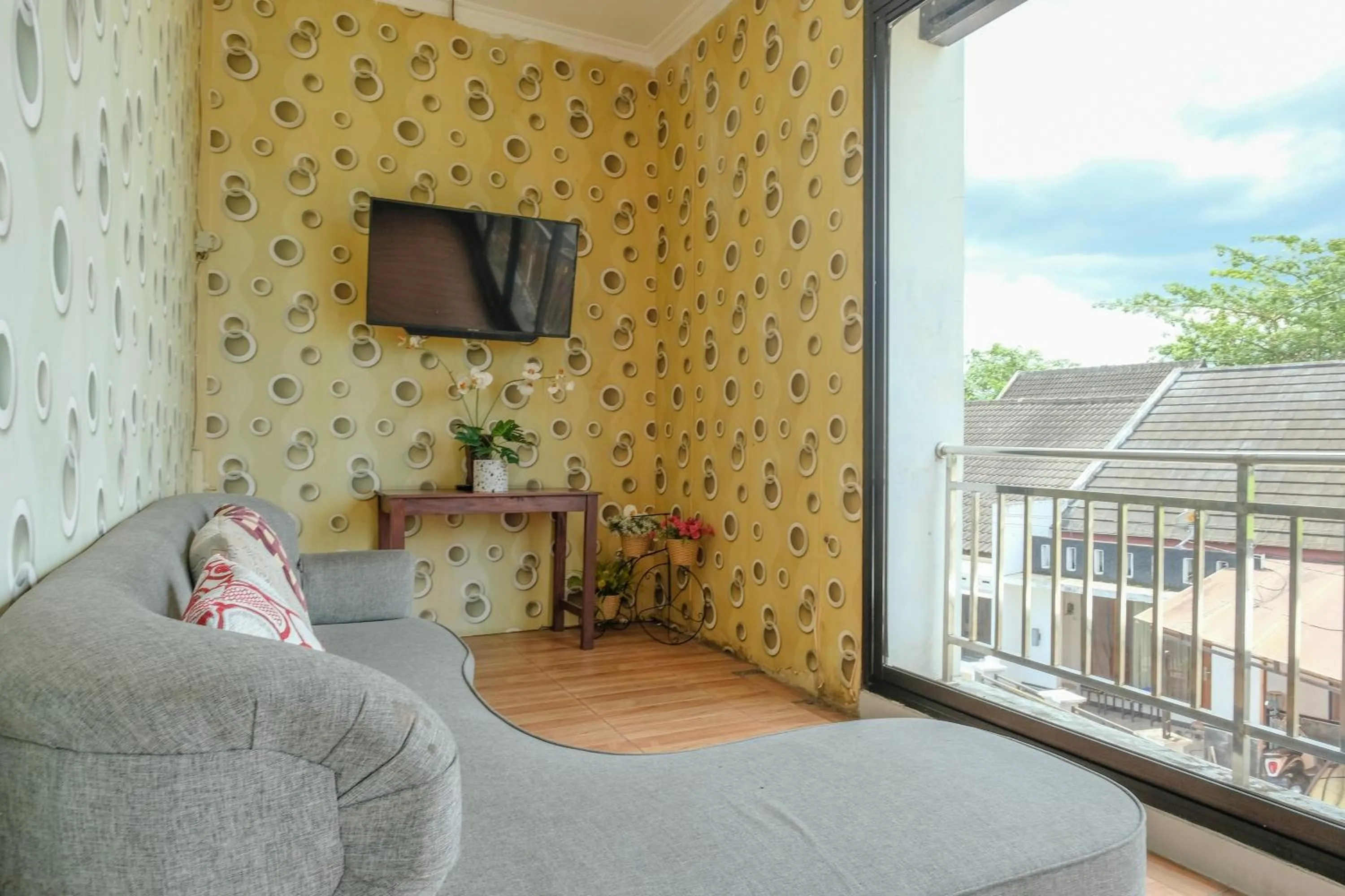 Seating area in RedDoorz at MM Guesthouse Yogyakarta