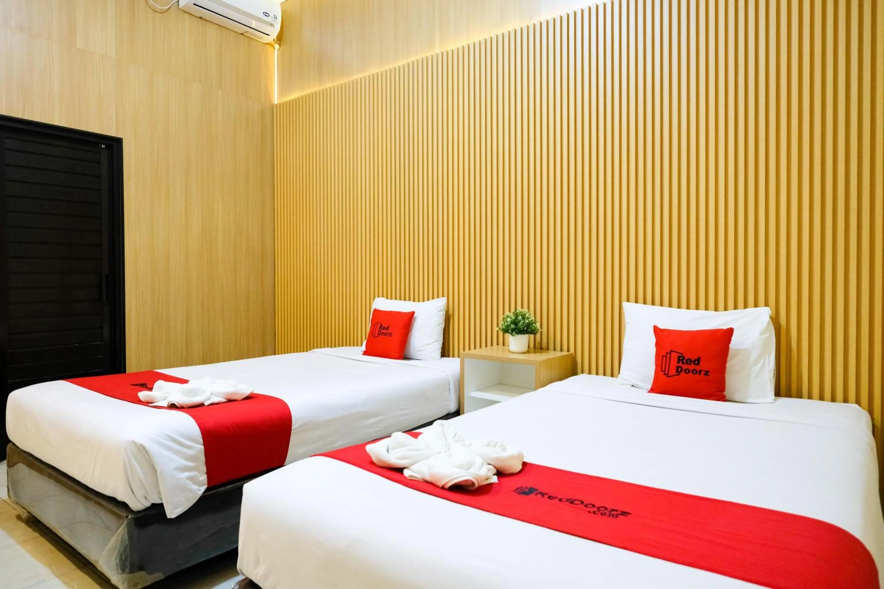 Bedroom, Bed in RedDoorz at MM Guesthouse Yogyakarta