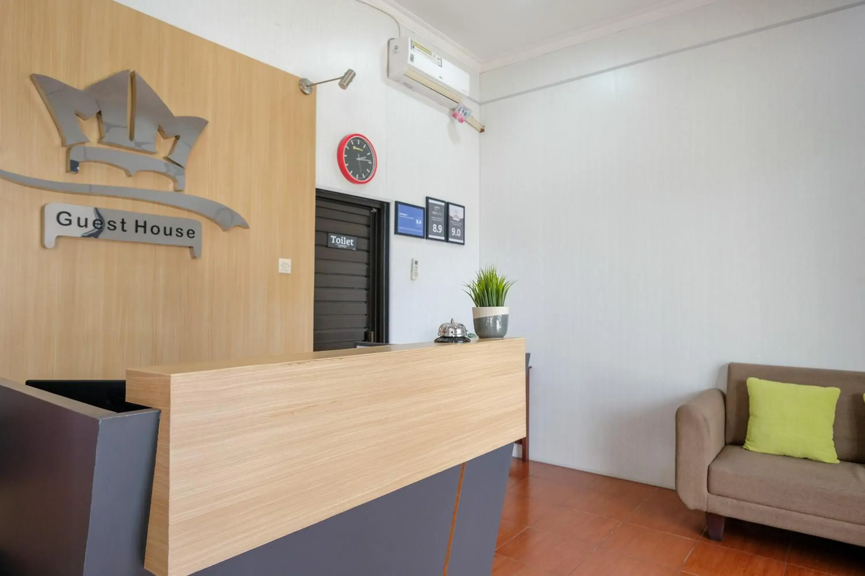 Lobby or reception in RedDoorz at MM Guesthouse Yogyakarta Lobby or reception in RedDoorz at MM Guesthouse Yogyakarta