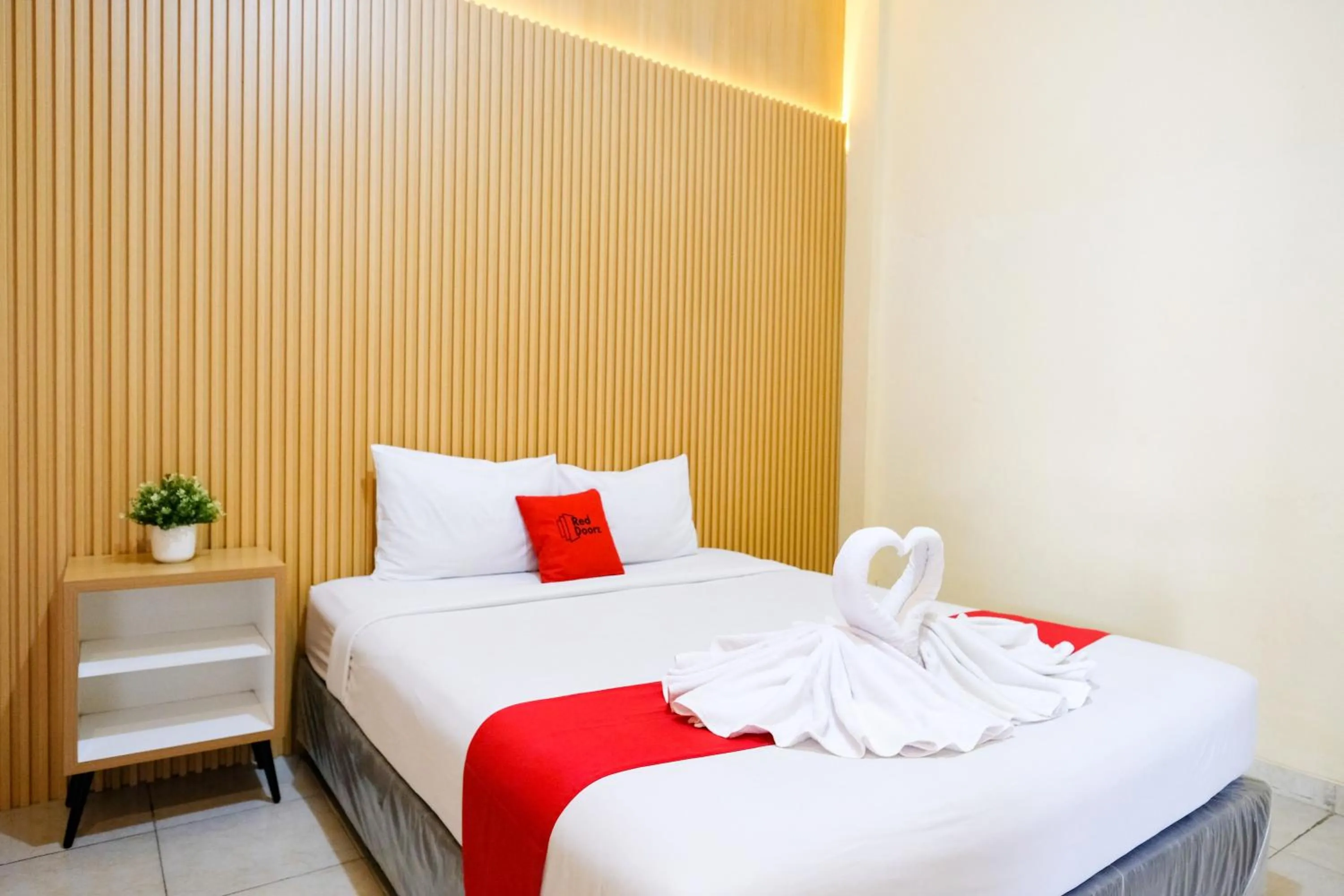 Bedroom, Bed in RedDoorz at MM Guesthouse Yogyakarta