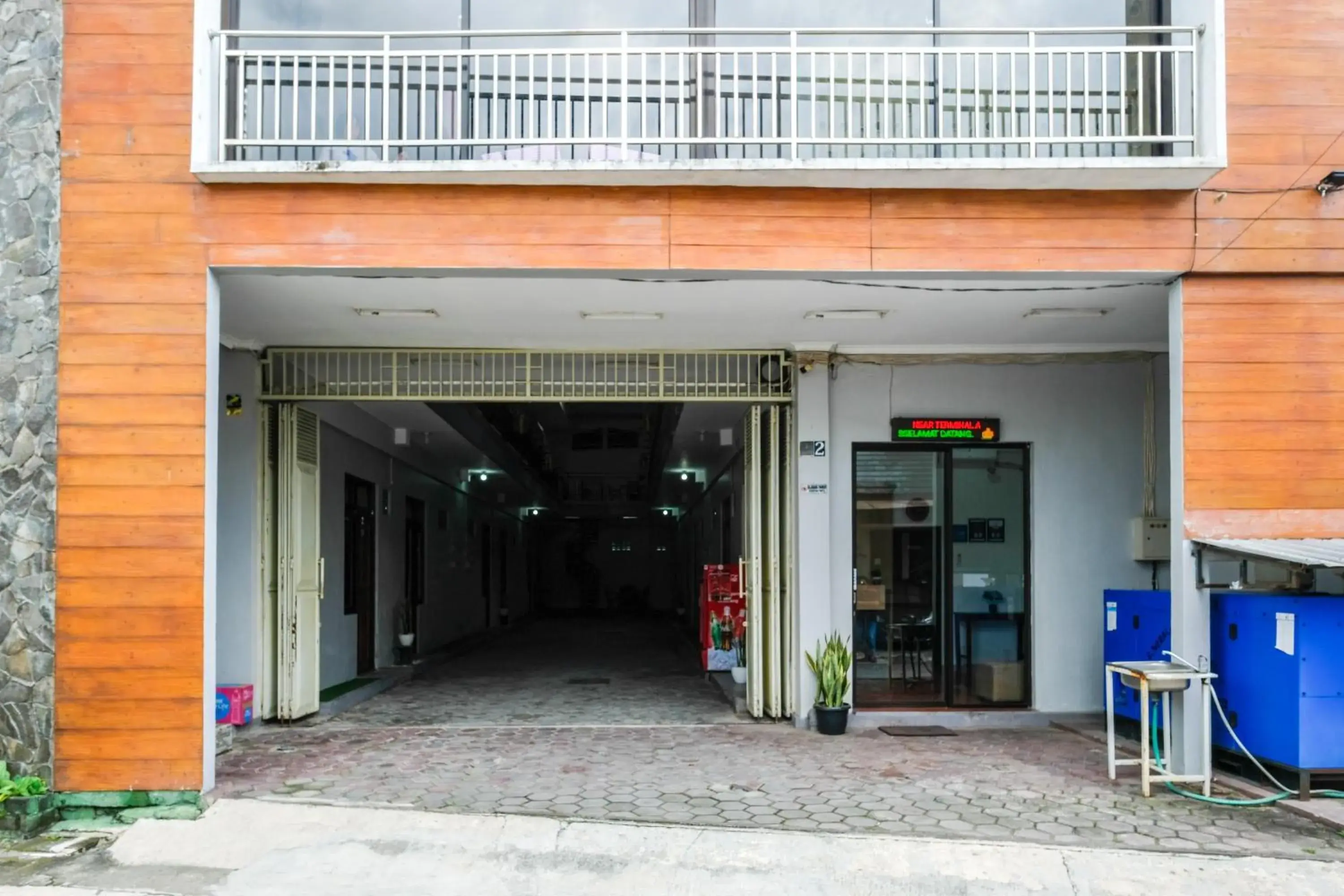 Facade/entrance in RedDoorz at MM Guesthouse Yogyakarta Facade/entrance in RedDoorz at MM Guesthouse Yogyakarta