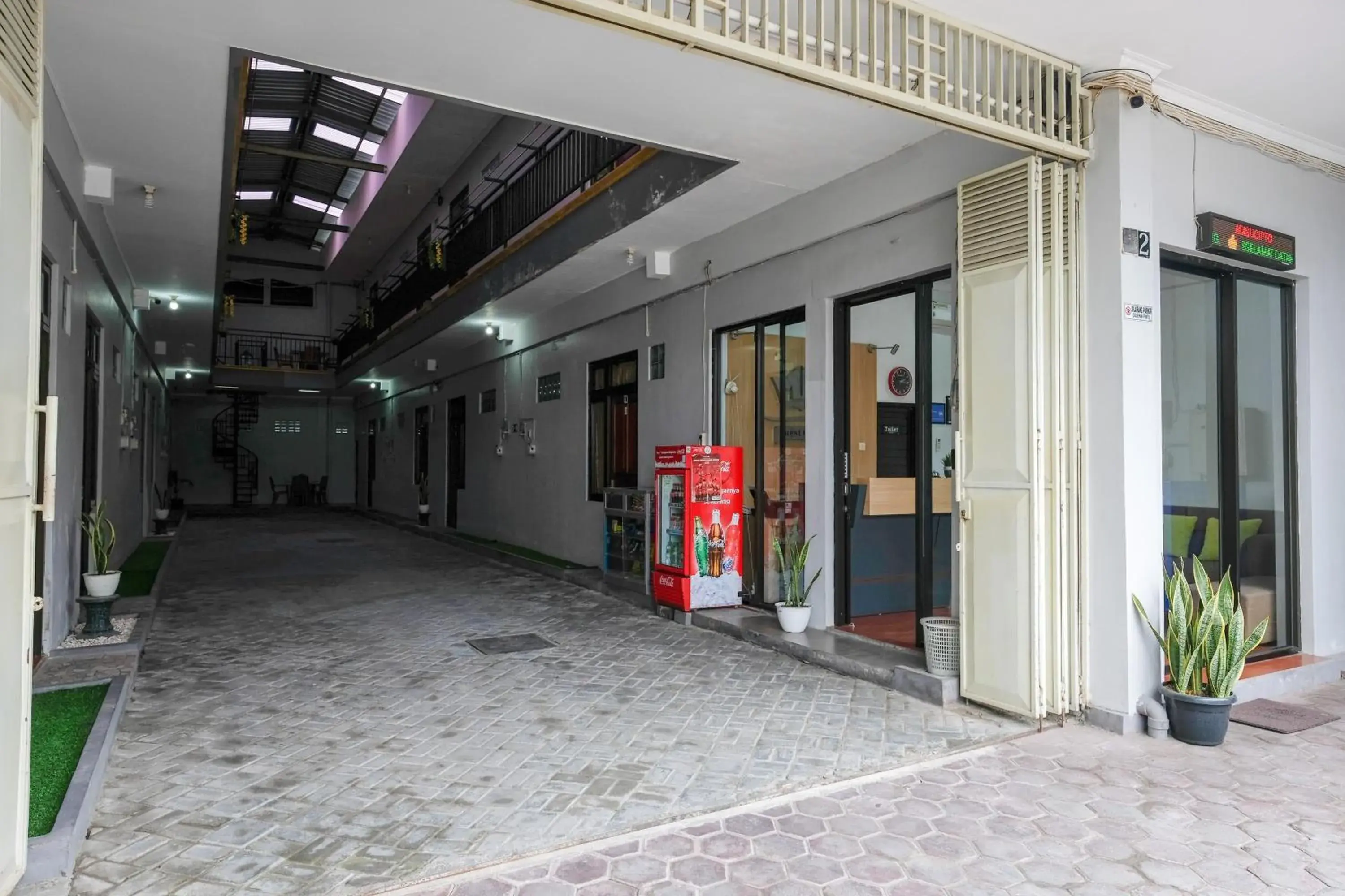 Property building in RedDoorz at MM Guesthouse Yogyakarta Property building in RedDoorz at MM Guesthouse Yogyakarta