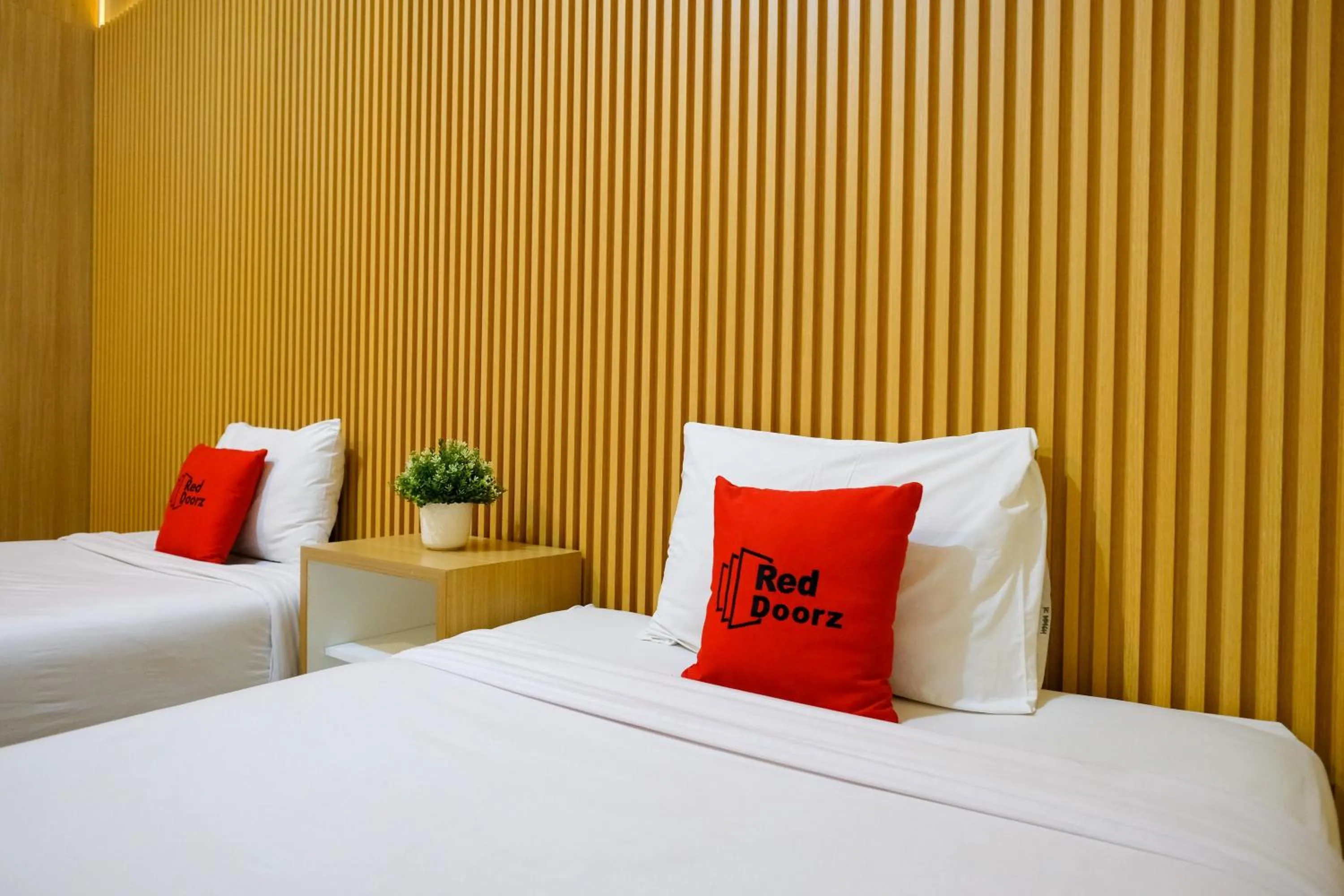 Bedroom, Bed in RedDoorz at MM Guesthouse Yogyakarta