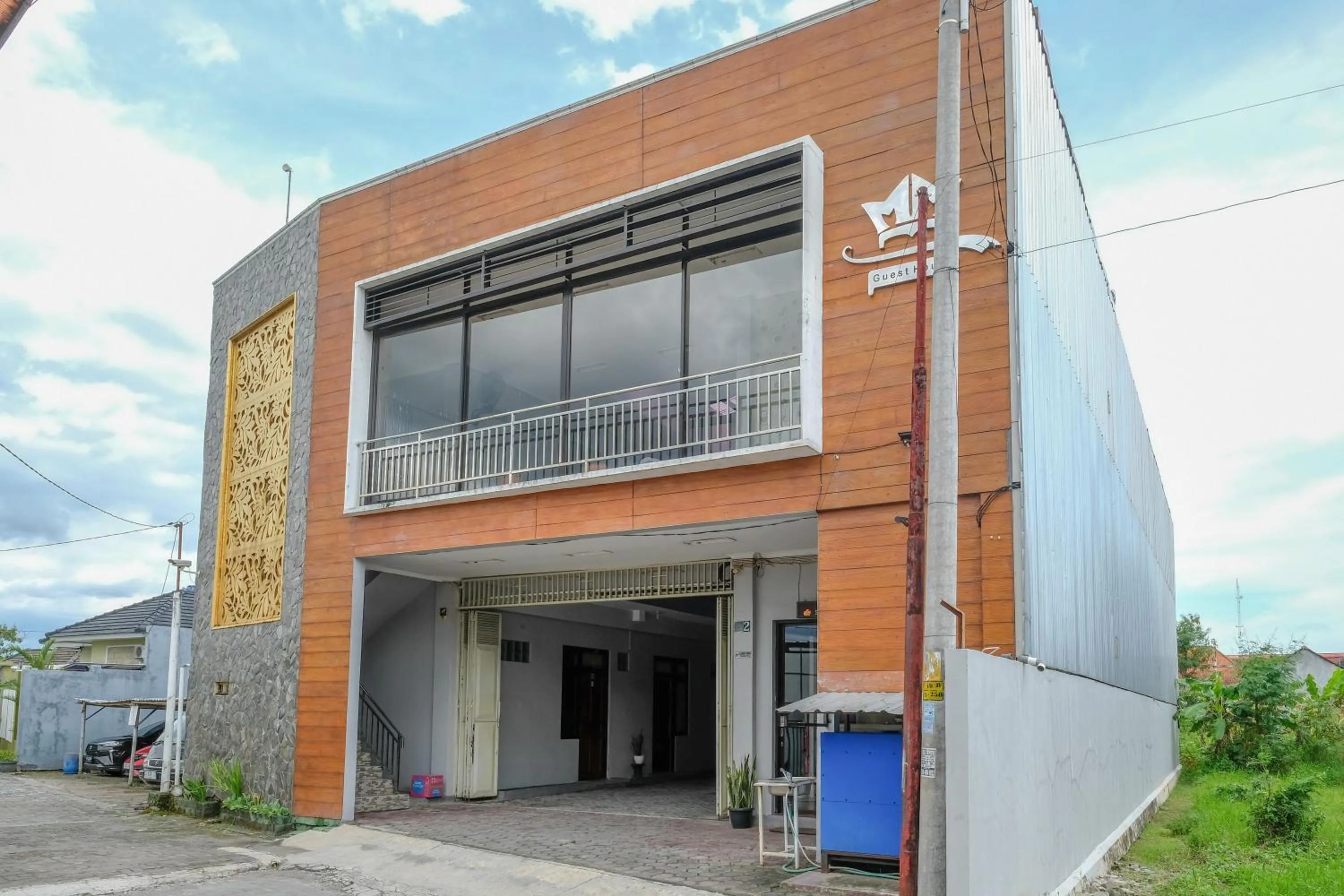 Facade/entrance in RedDoorz at MM Guesthouse Yogyakarta