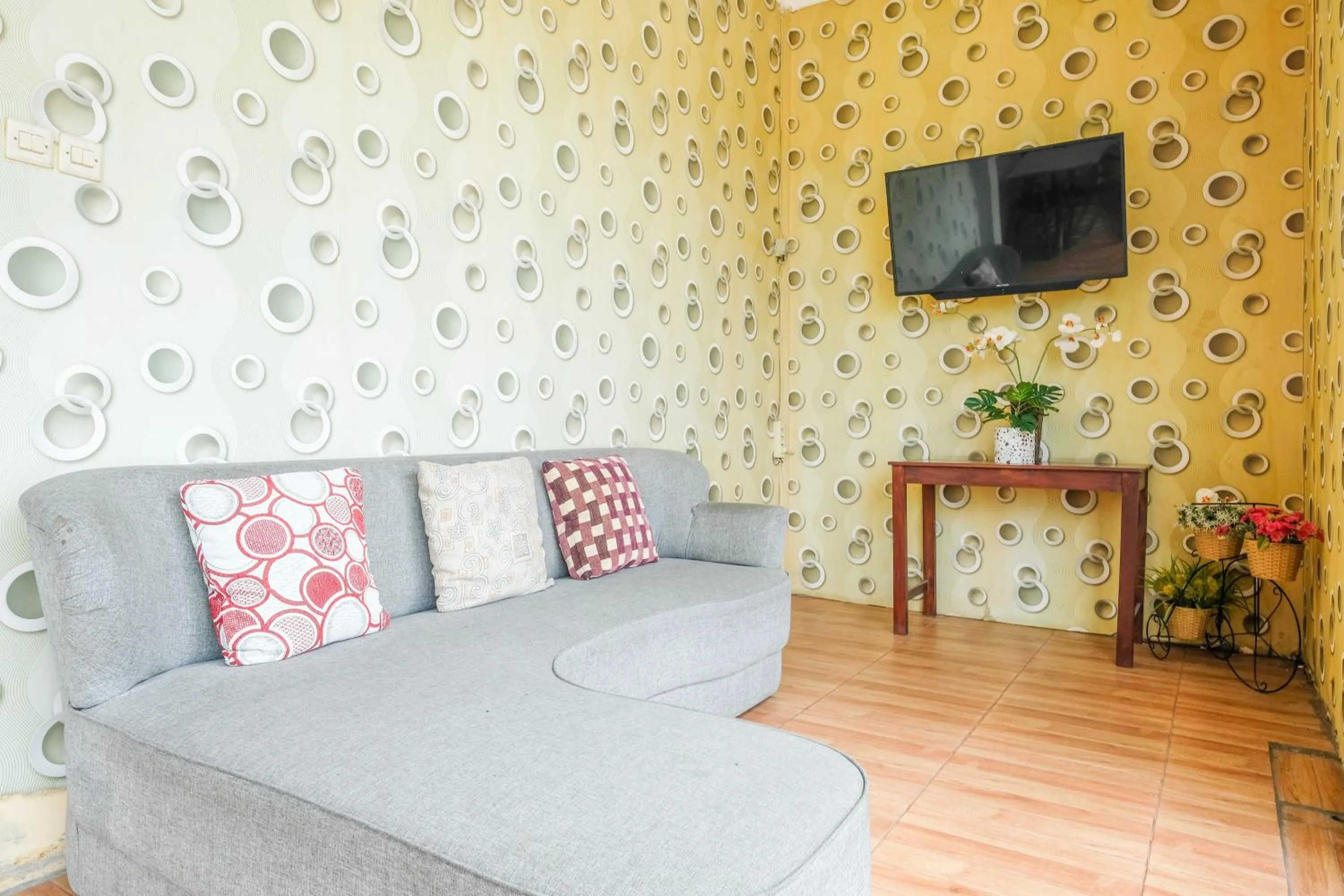 Seating area in RedDoorz at MM Guesthouse Yogyakarta