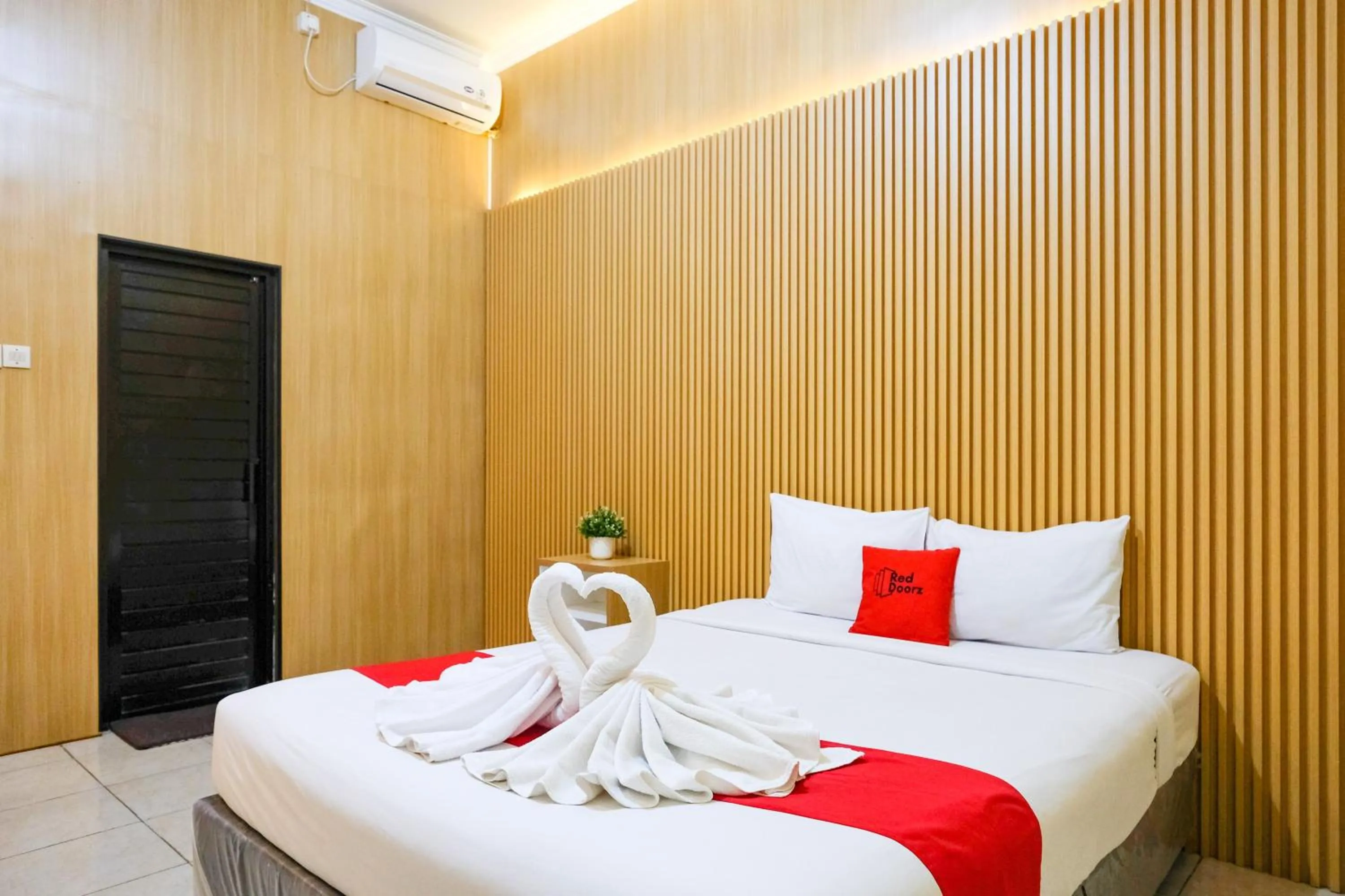 Bedroom, Bed in RedDoorz at MM Guesthouse Yogyakarta