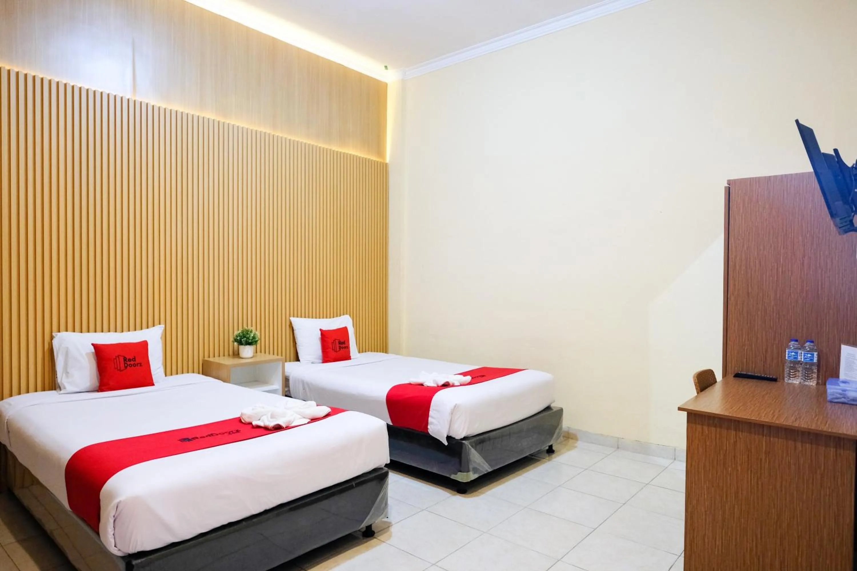 Bedroom, Bed in RedDoorz at MM Guesthouse Yogyakarta