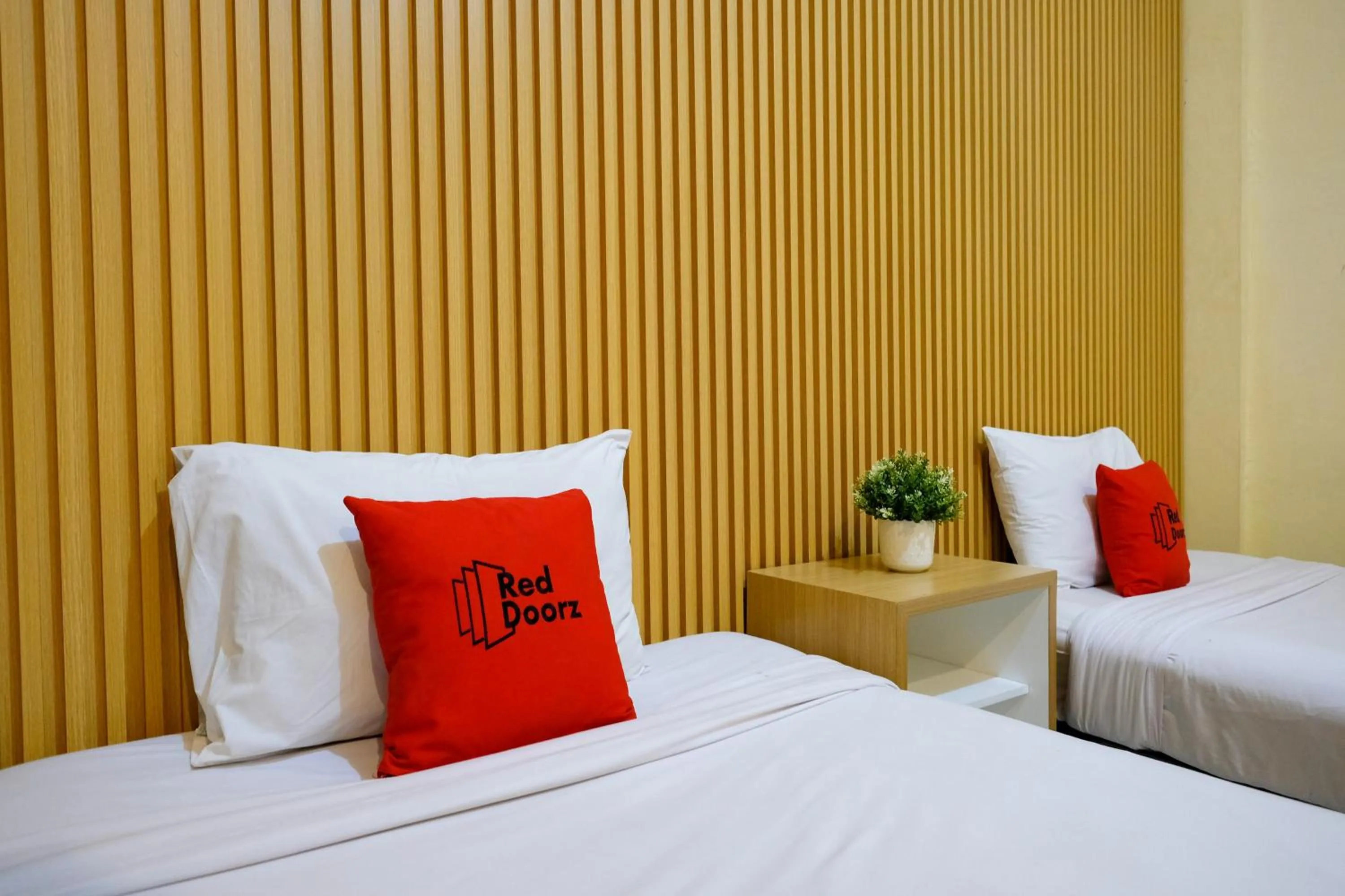 Bedroom, Bed in RedDoorz at MM Guesthouse Yogyakarta