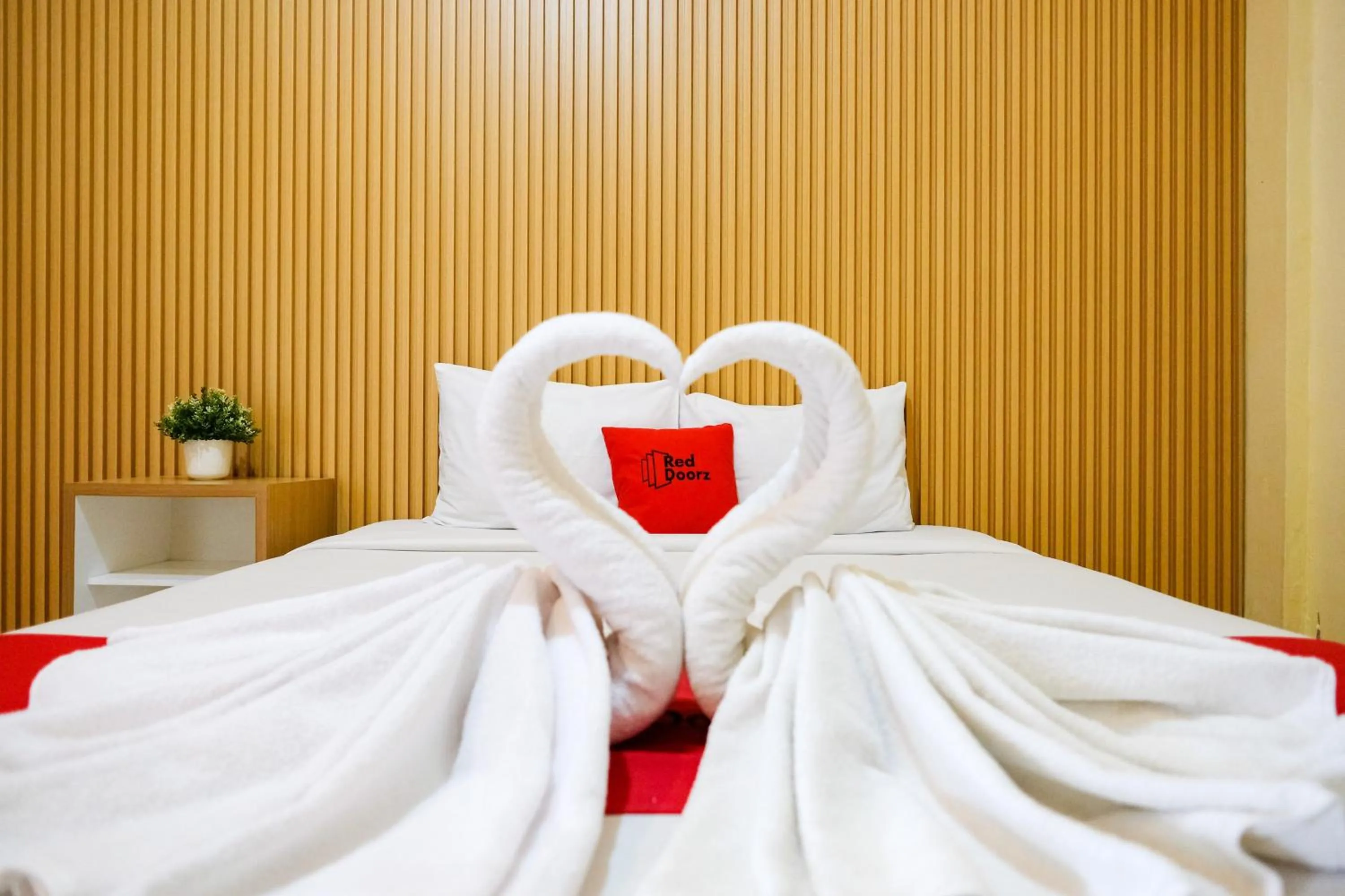 Bedroom, Bed in RedDoorz at MM Guesthouse Yogyakarta