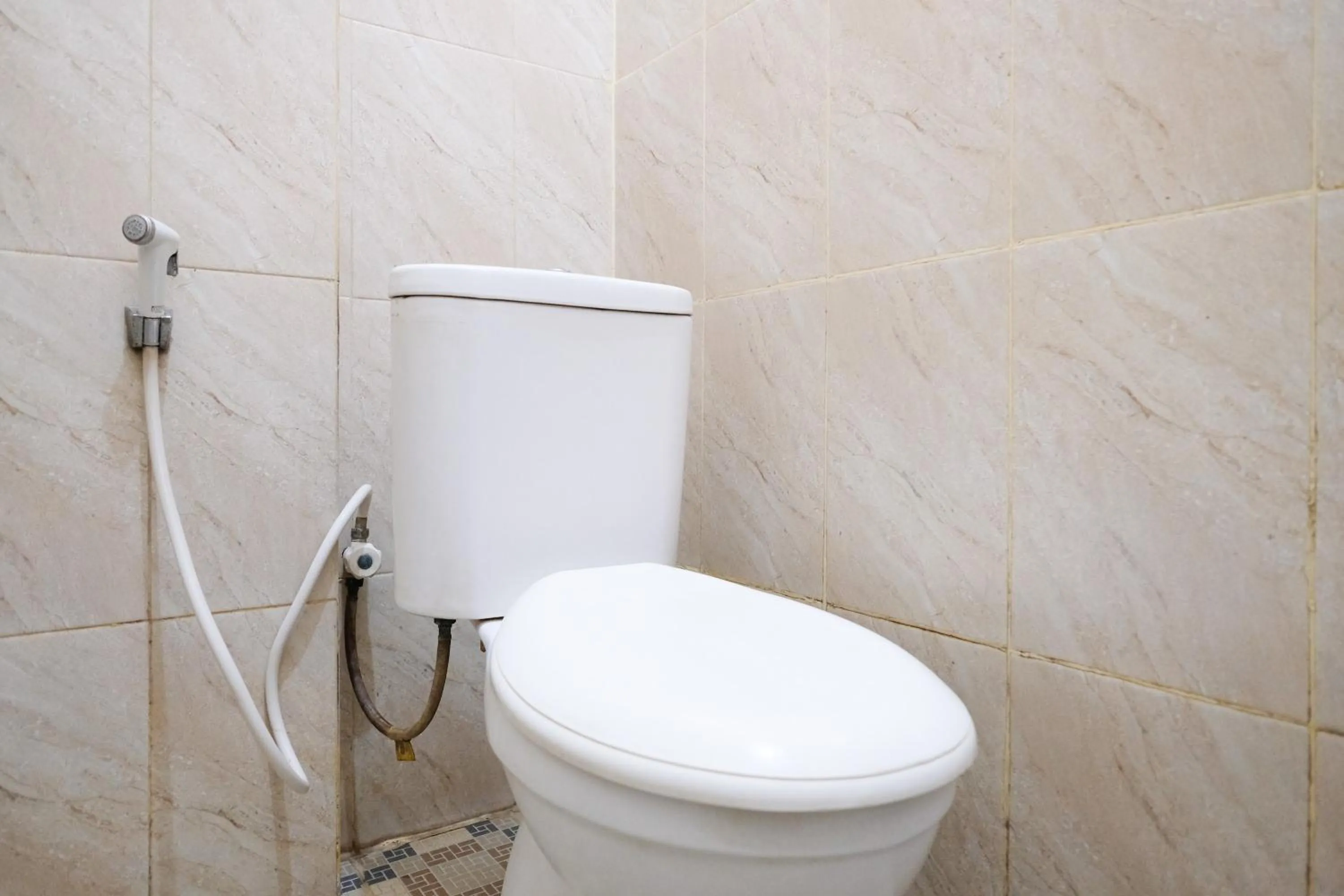 Bathroom in RedDoorz at MM Guesthouse Yogyakarta