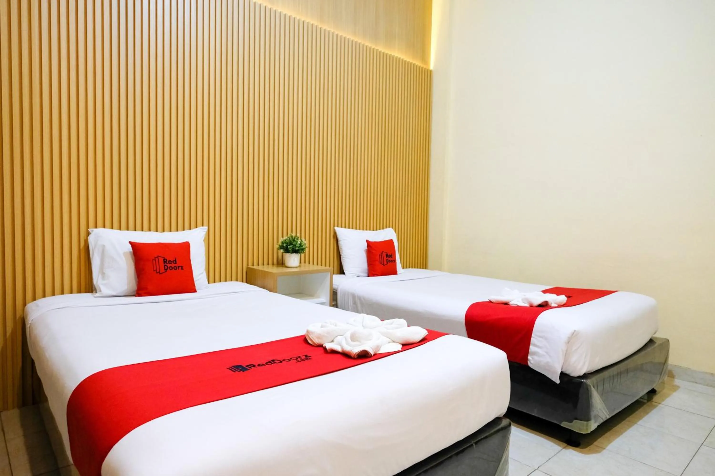 Bedroom, Bed in RedDoorz at MM Guesthouse Yogyakarta